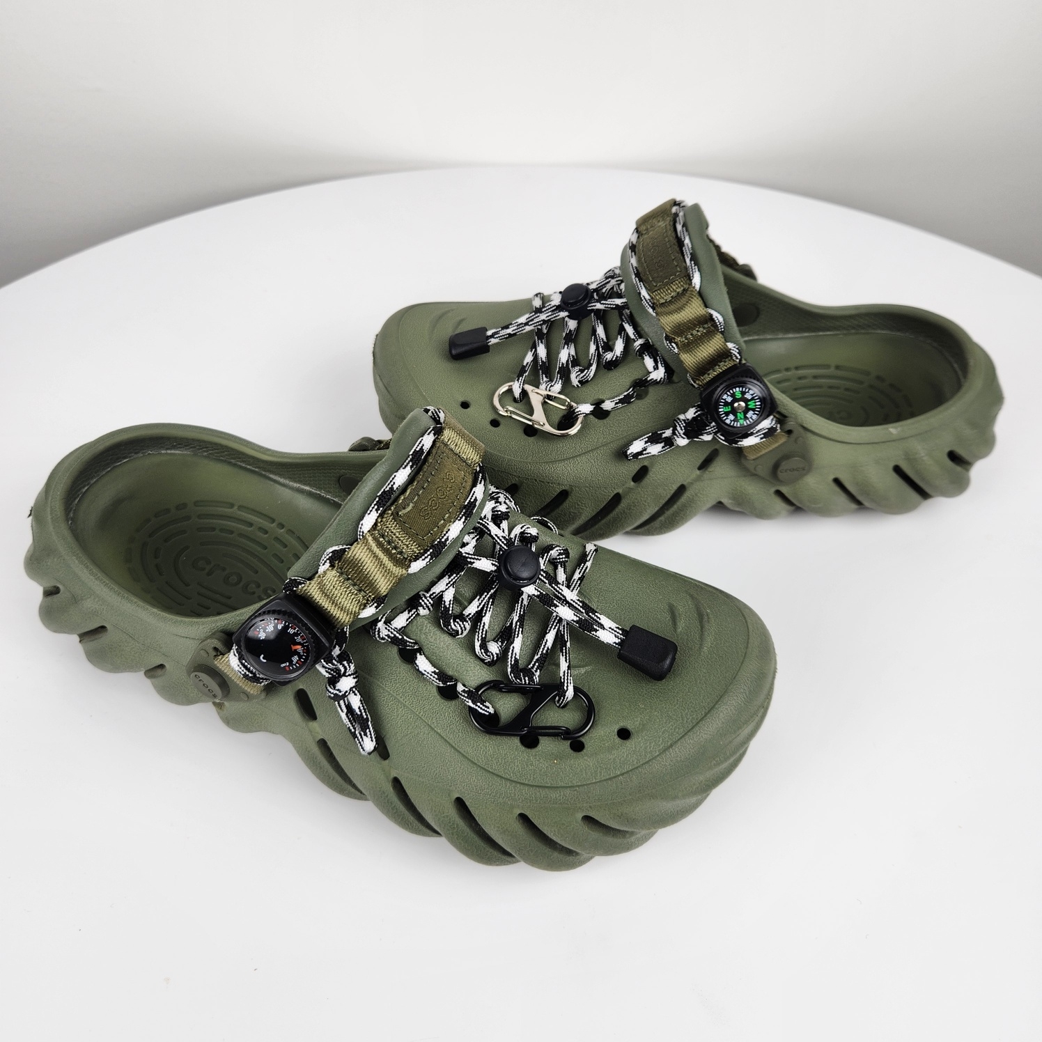 Crocs Echo Clog Army Green 착용 스타일 - 1
