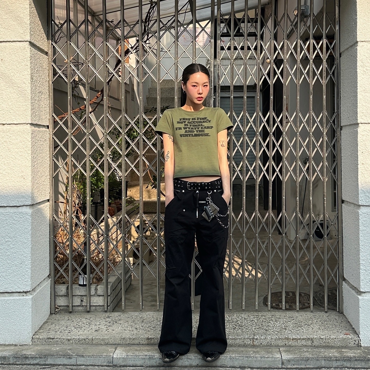 Thevinylhouse Gunfight Typo Tee Khaki, Thevinylhouse Western Boots Cut Pants Black 착용 스타일