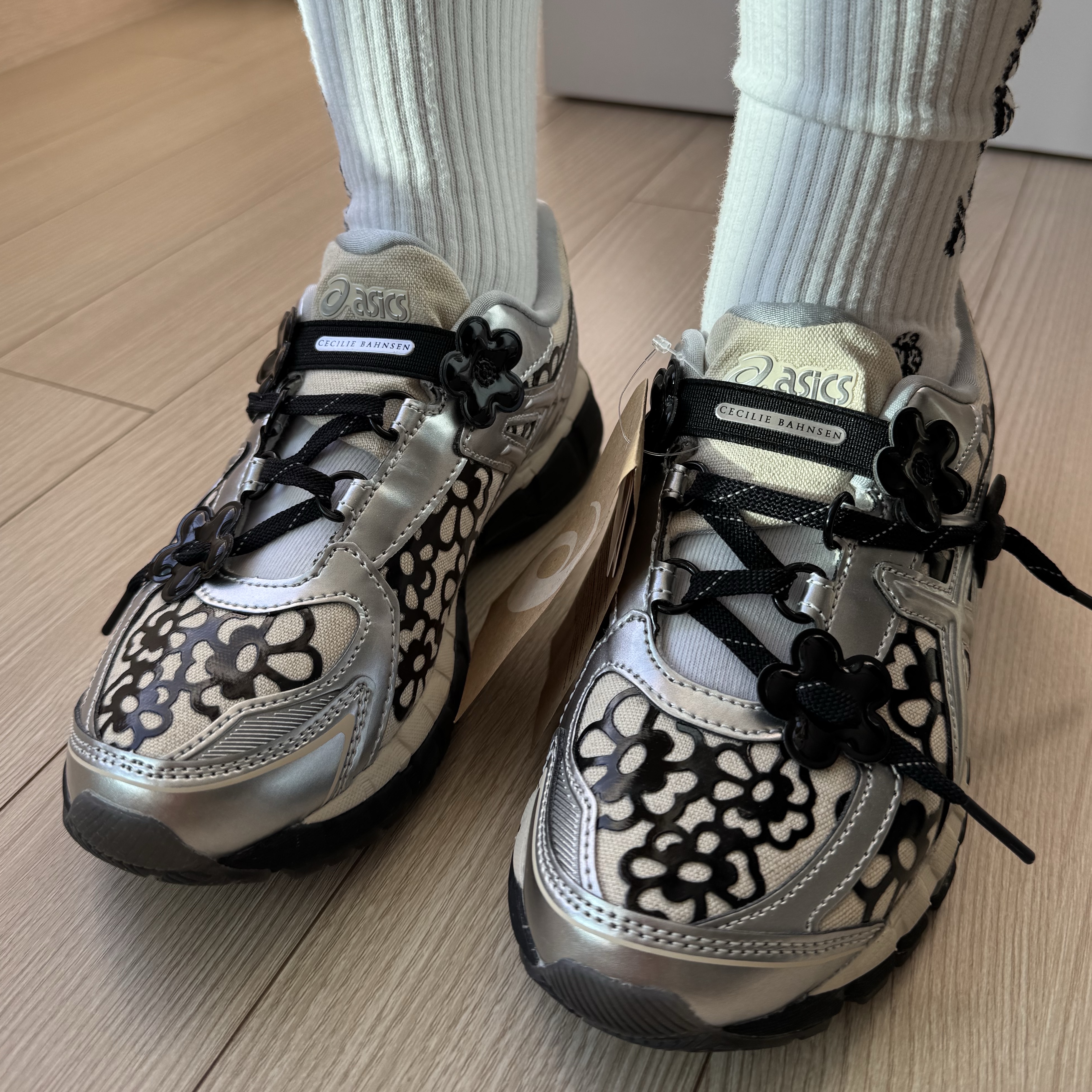 Asics x Cecilie Bahnsen Gel-Kayano 20 Vanilla Pure Silver 착용 스타일 - 1