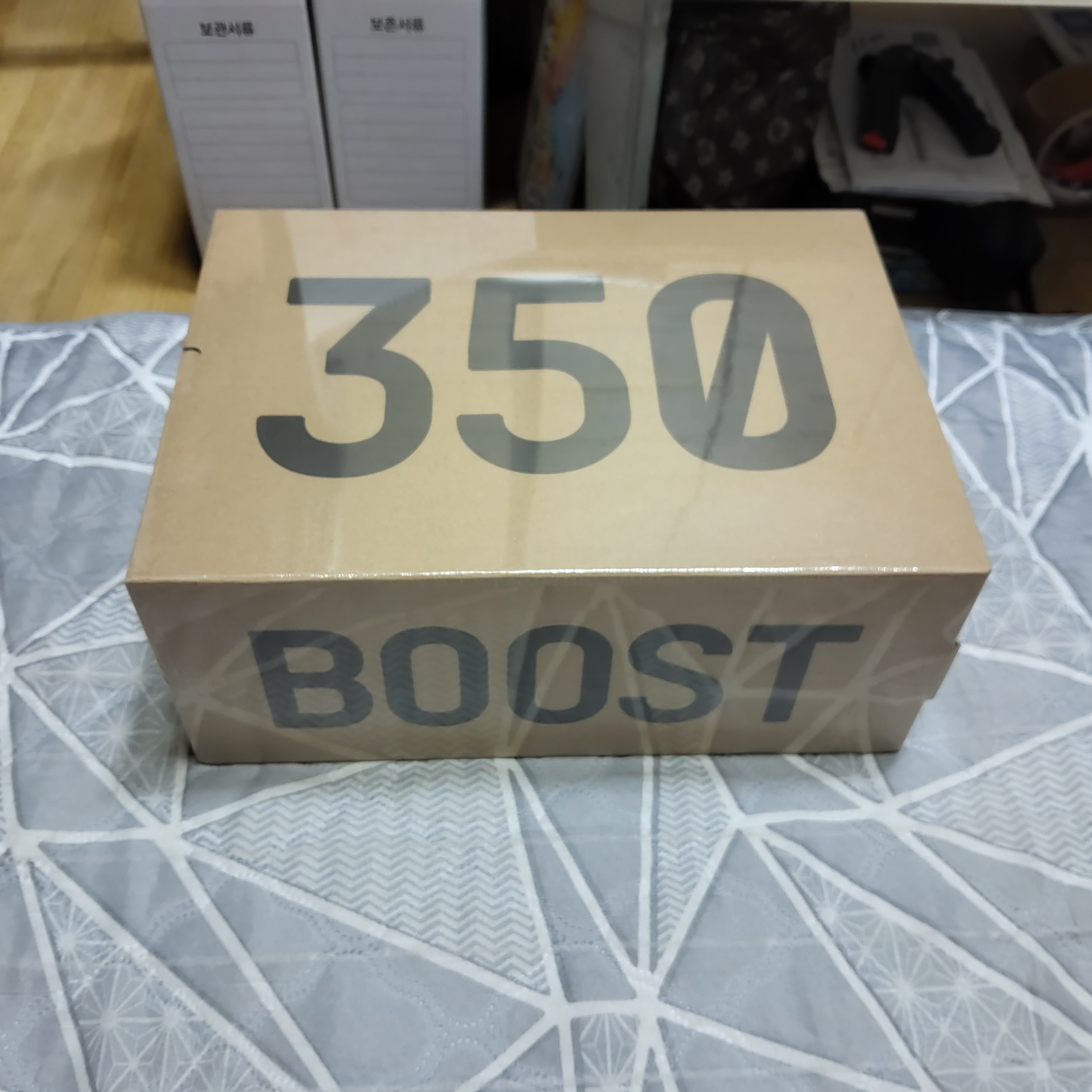 Adidas Yeezy Boost 350 V2 Granite Core Black 착용 스타일 - 1