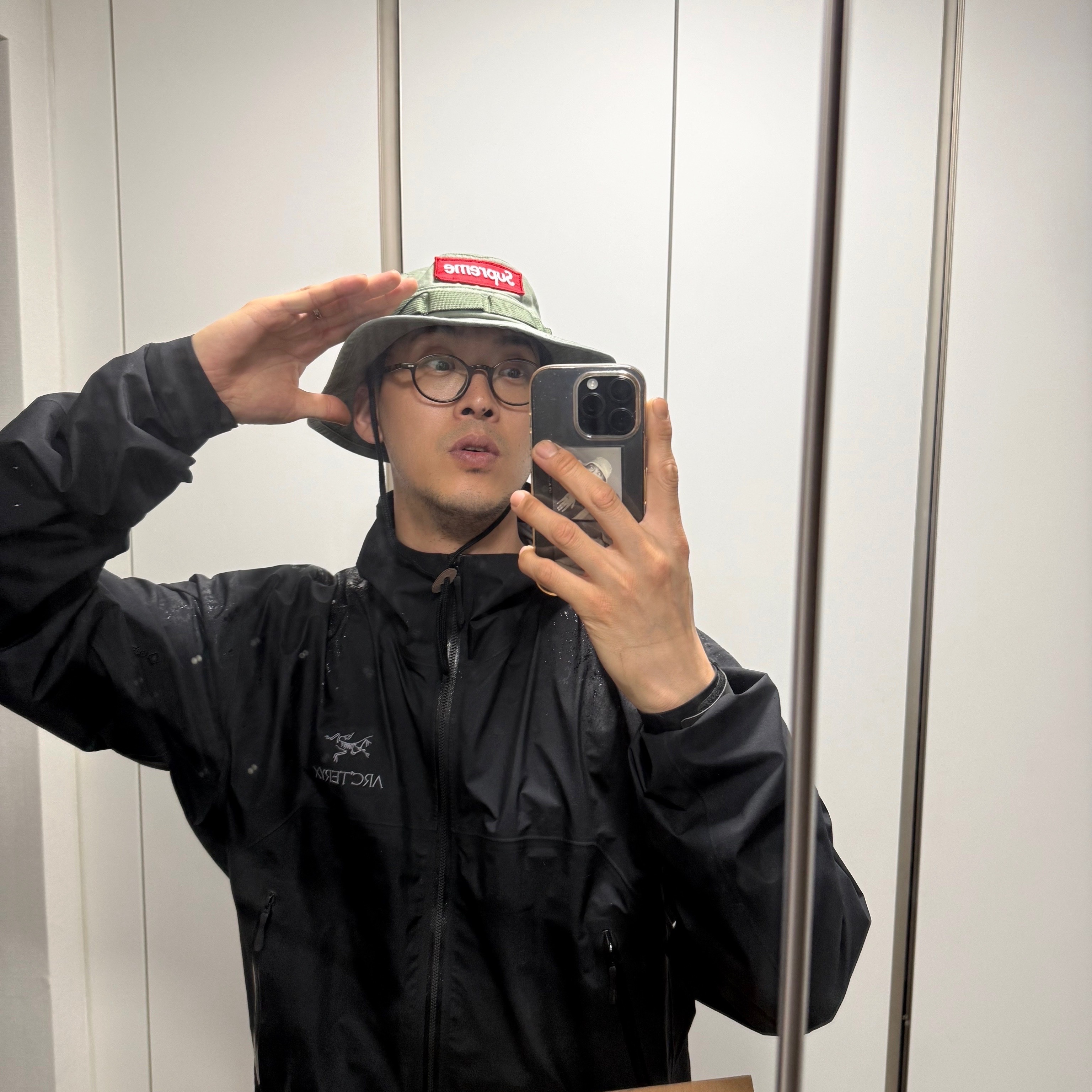 Supreme Military Boonie Olive - 24FW, Arc'teryx Atom Hoody Black 착용 스타일