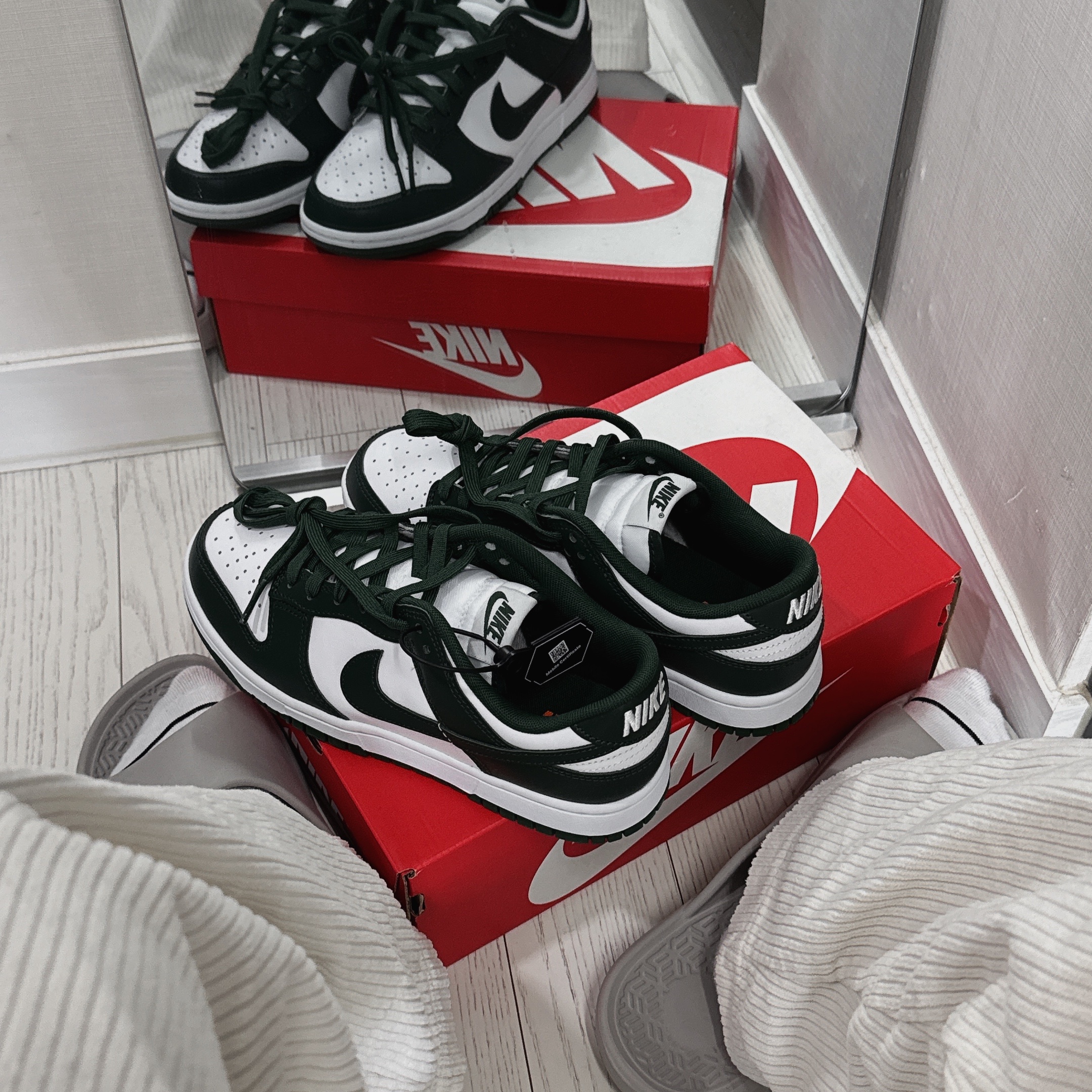 Nike Dunk Low Retro Varsity Green, Stussy Basic Stussy T-Shirt White 2024, 2025 착용 스타일 - 2