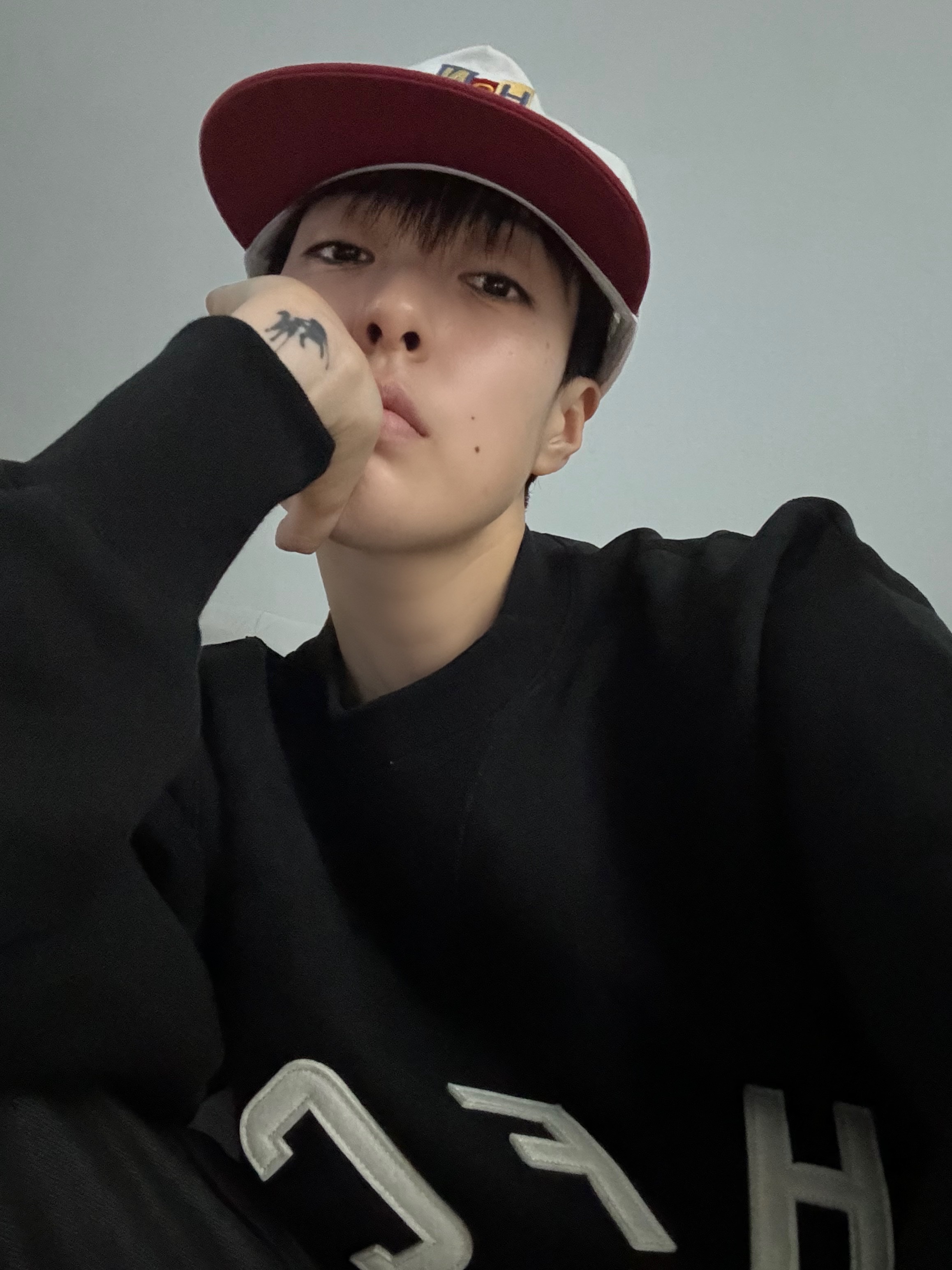 Hono Report Block Logo Cap Red White 착용 스타일 - 2