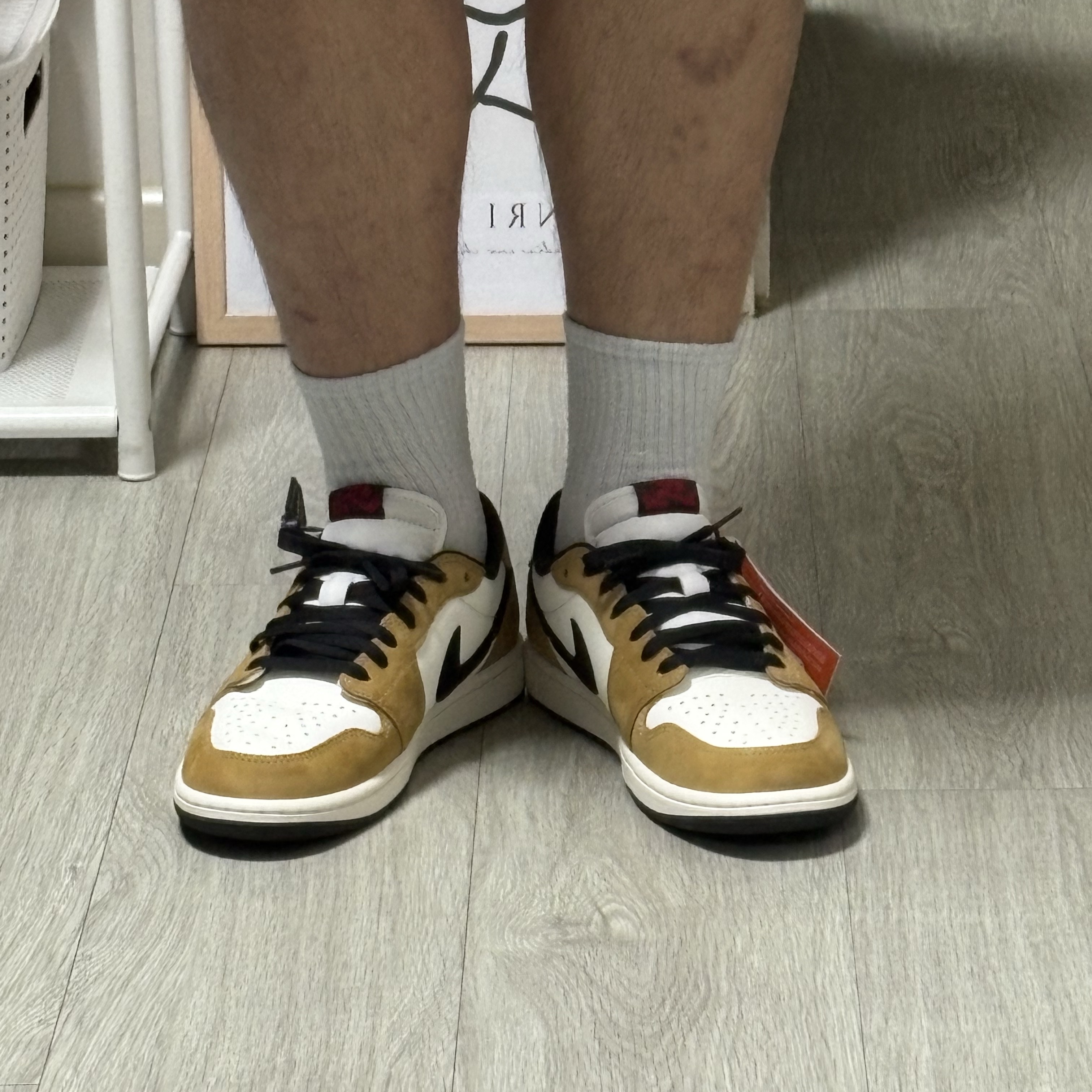 Jordan 1 Low OG Sail and Golden Harvest 착용 스타일