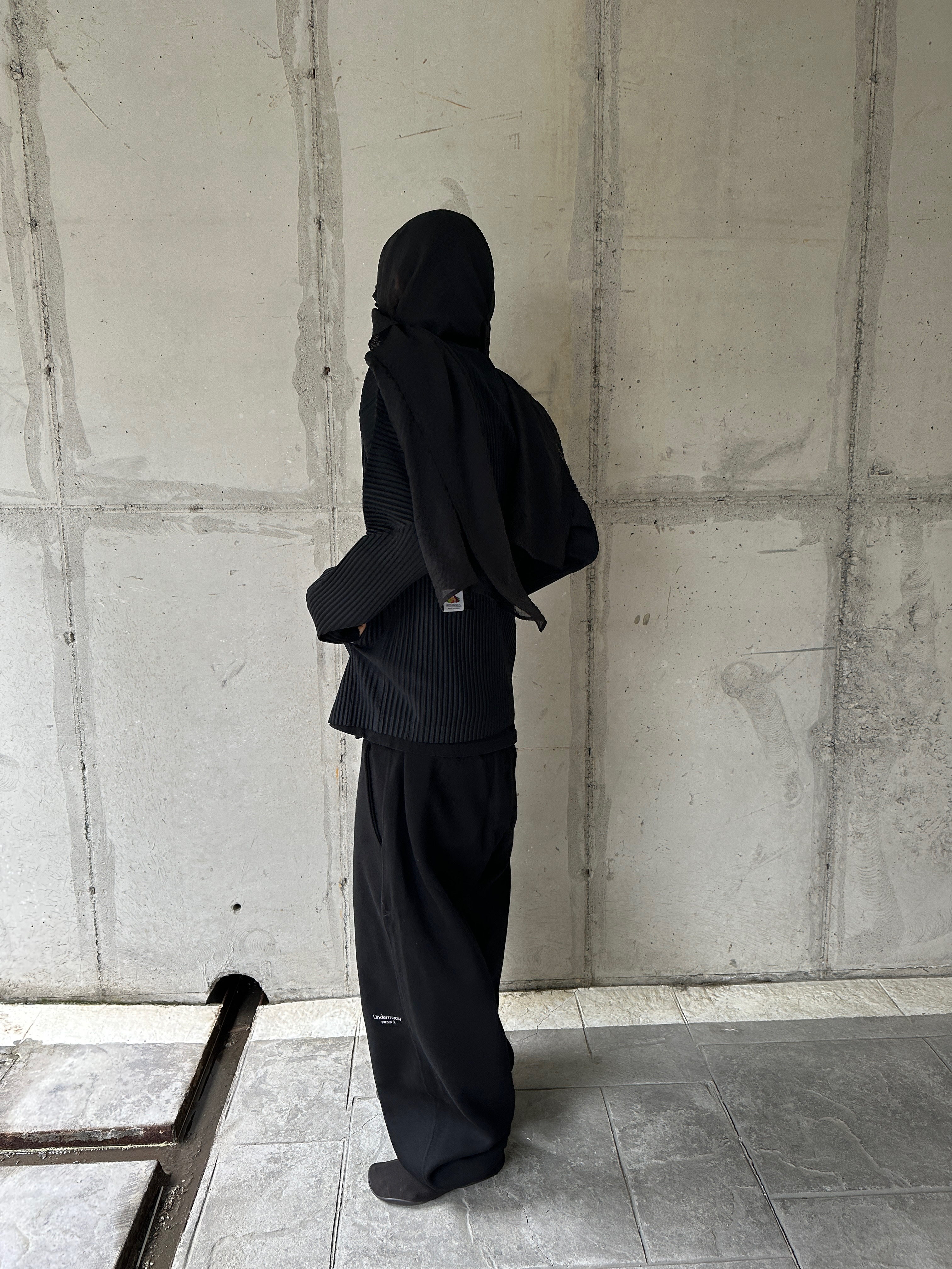 Undermycar Mu.03 Anti Fxxking Logo Play Oversized Sweat Jogger Black, Homme Plisse Issey Miyake Basics Zip Up Jacket Black 착용 스타일 - 5