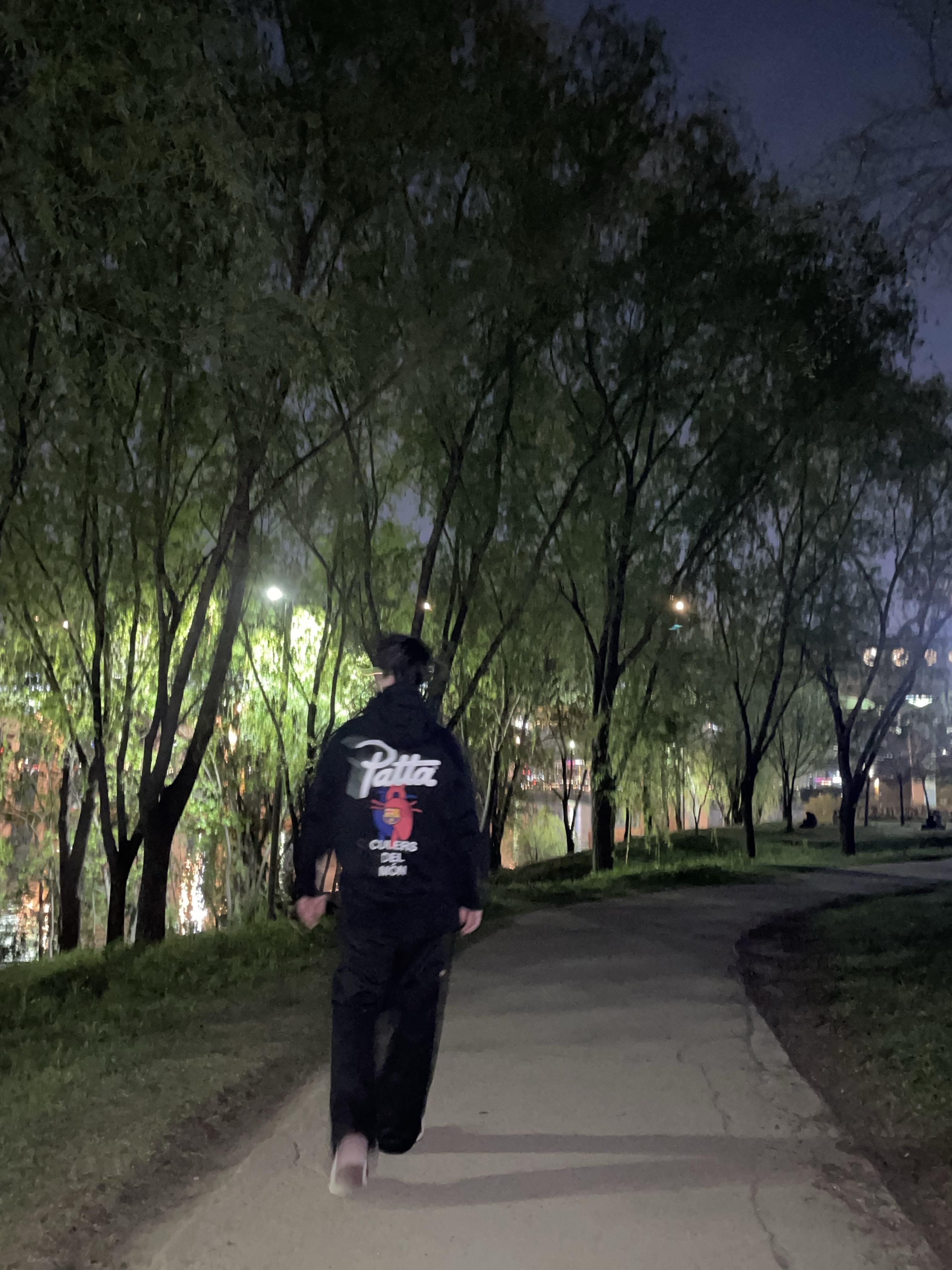 Nike x Patta x FC Barcelona Solo Swoosh Hoodie Culers del Món (FD4147-010), Jordan 1 Retro High OG Chicago 2022 착용 스타일 - 2