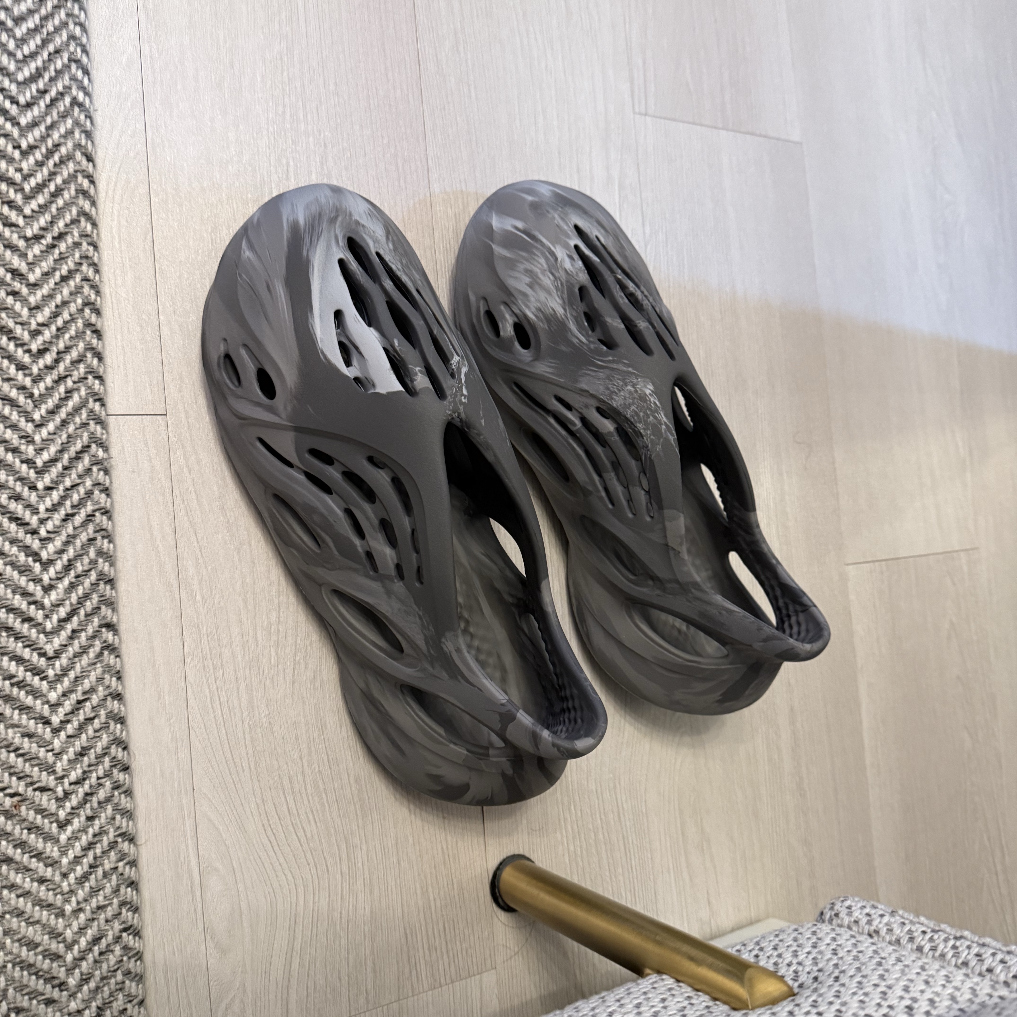 Adidas Yeezy Foam RNNR MX Granite 착용 스타일
