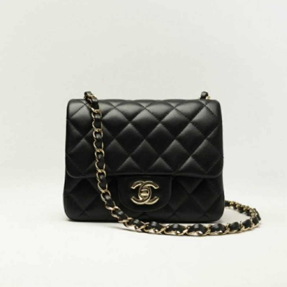 Chanel Mini Flap Bag Lambskin & Gold Black 착용 스타일 - 1