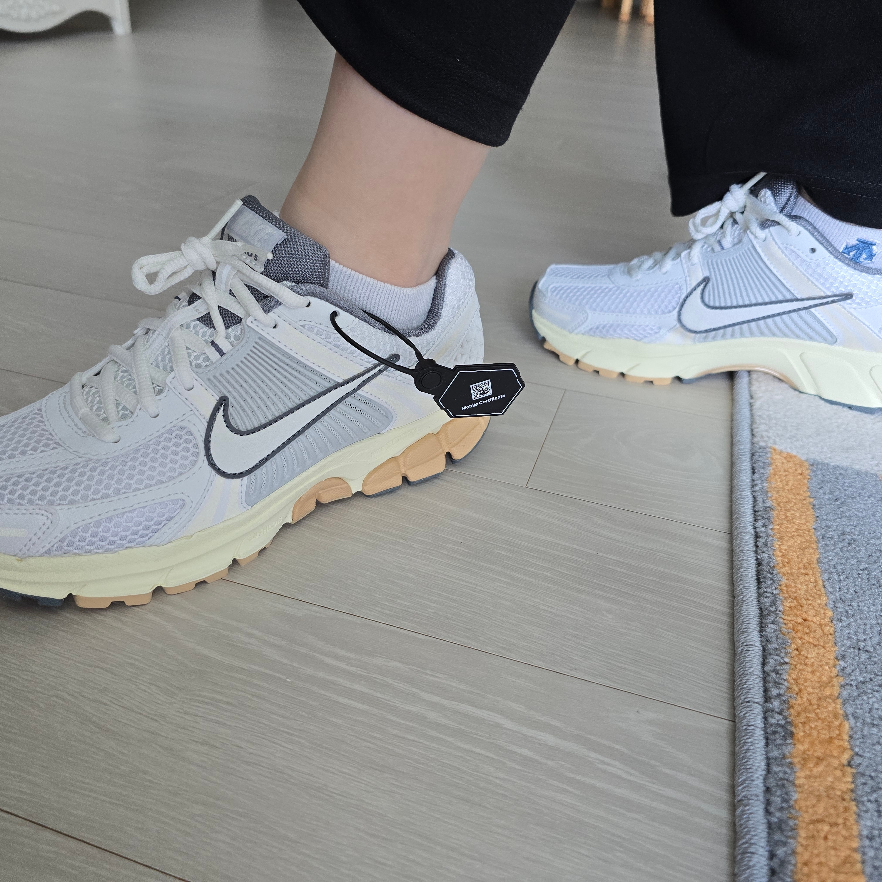 (W) Nike Zoom Vomero 5 White Pure Platinum 착용 스타일 - 2