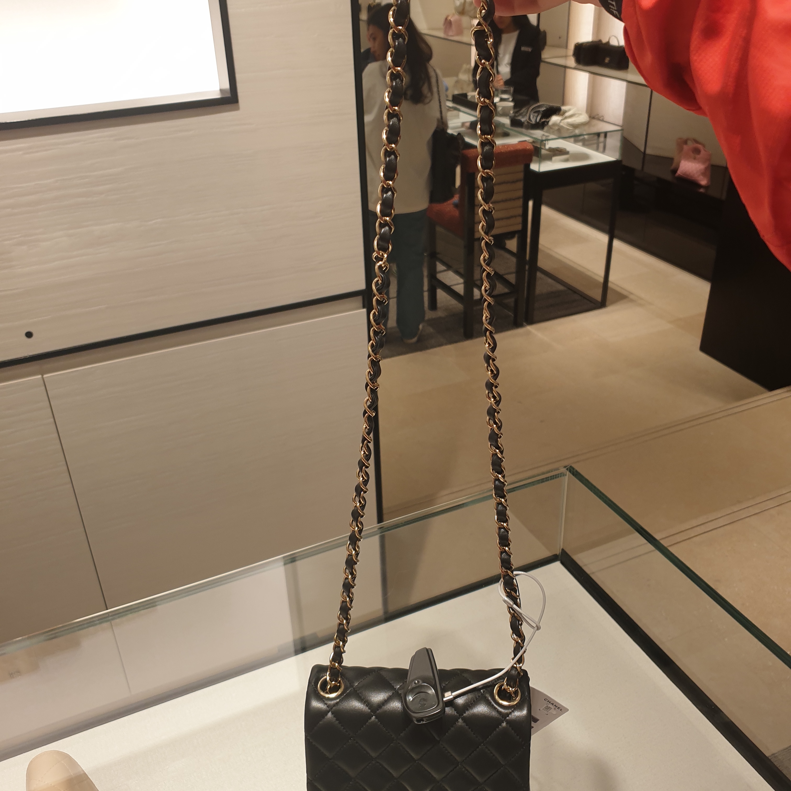 Chanel Mini Flap Bag Lambskin & Gold Black 착용 스타일 - 4