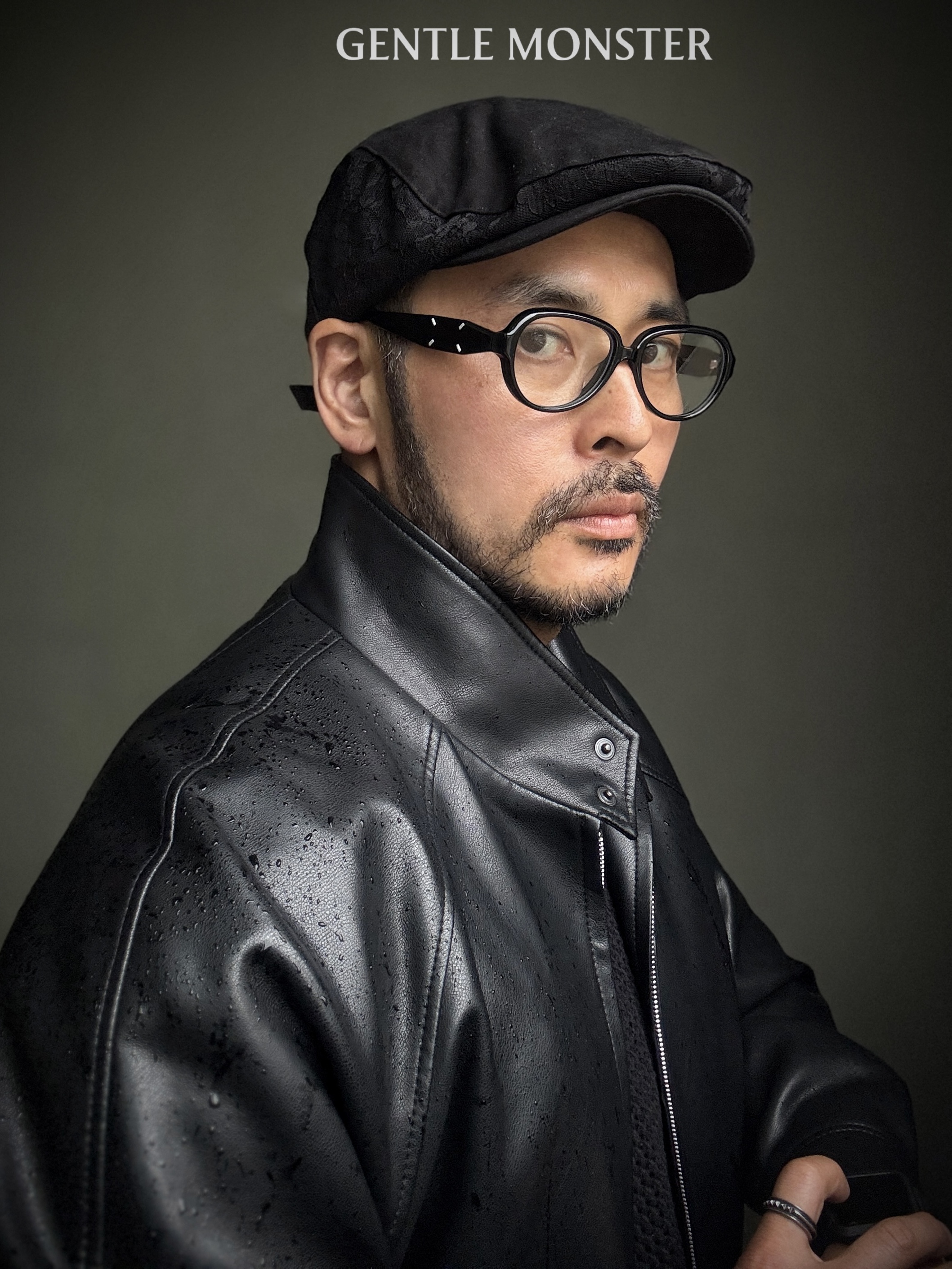 Gentle Monster x Maison Margiela MM211 Black Clear 착용 스타일 - 1