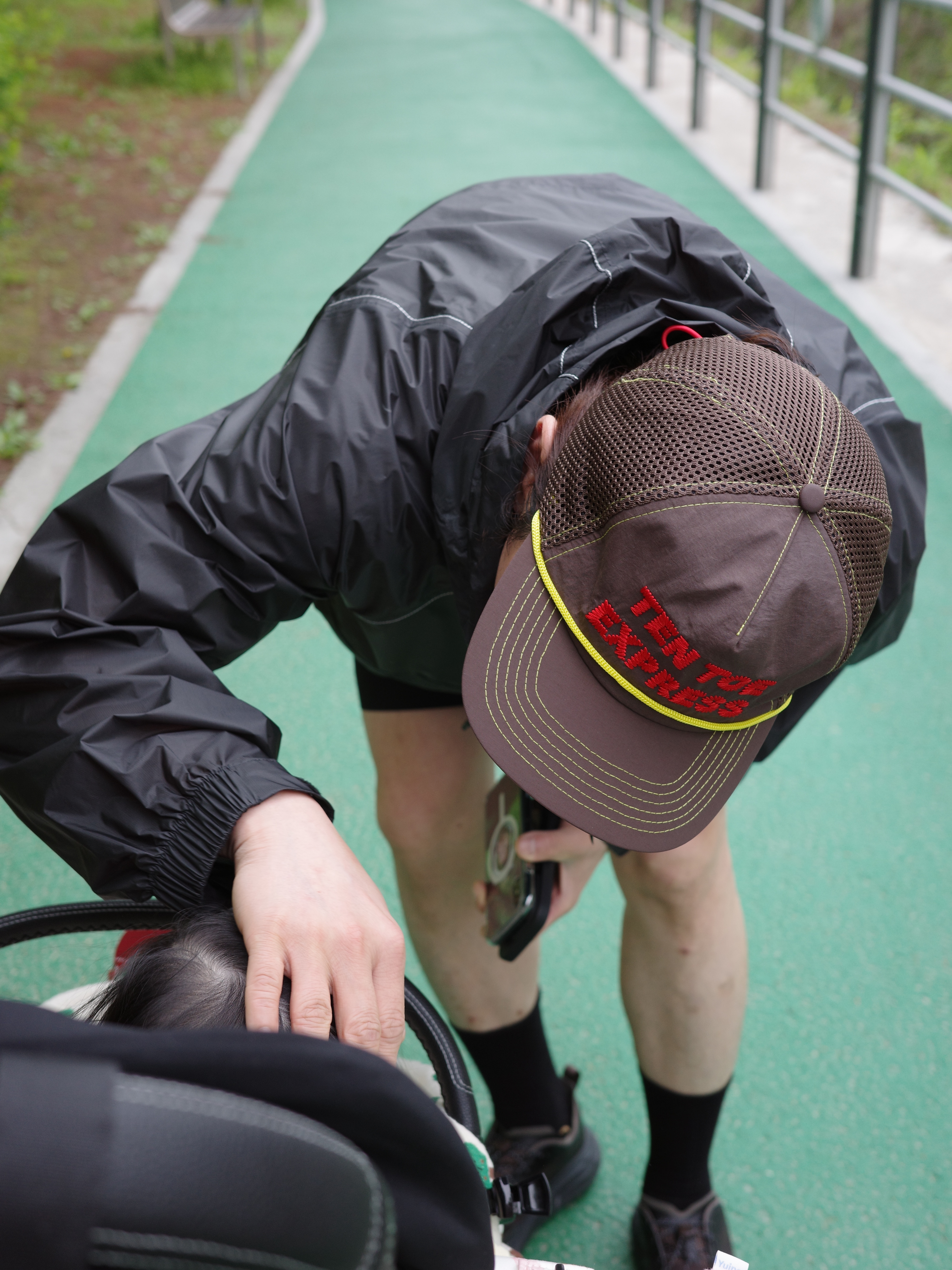 Alex Zono Ten Toe Express Trucker Hat Brown, (W) Zara x And Wander Windproof Jacket Dark Navy 착용 스타일 - 6