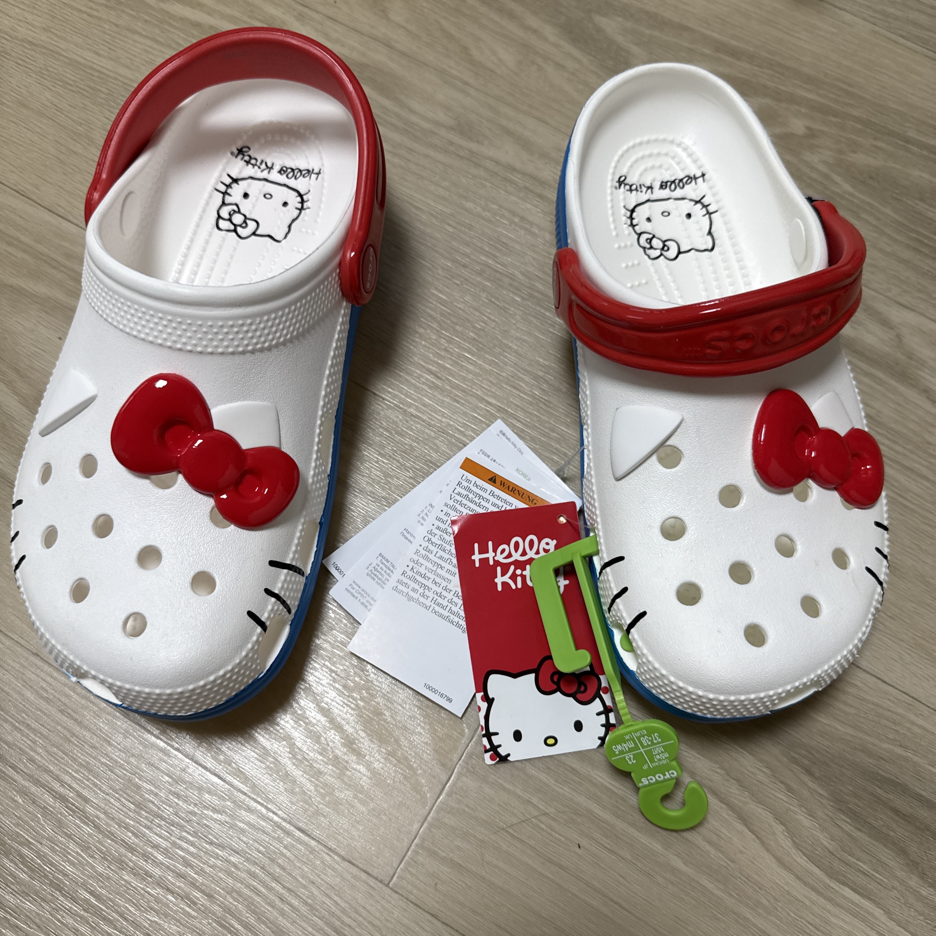 (W) Crocs x Hello Kitty Classic Clog White 착용 스타일 - 1