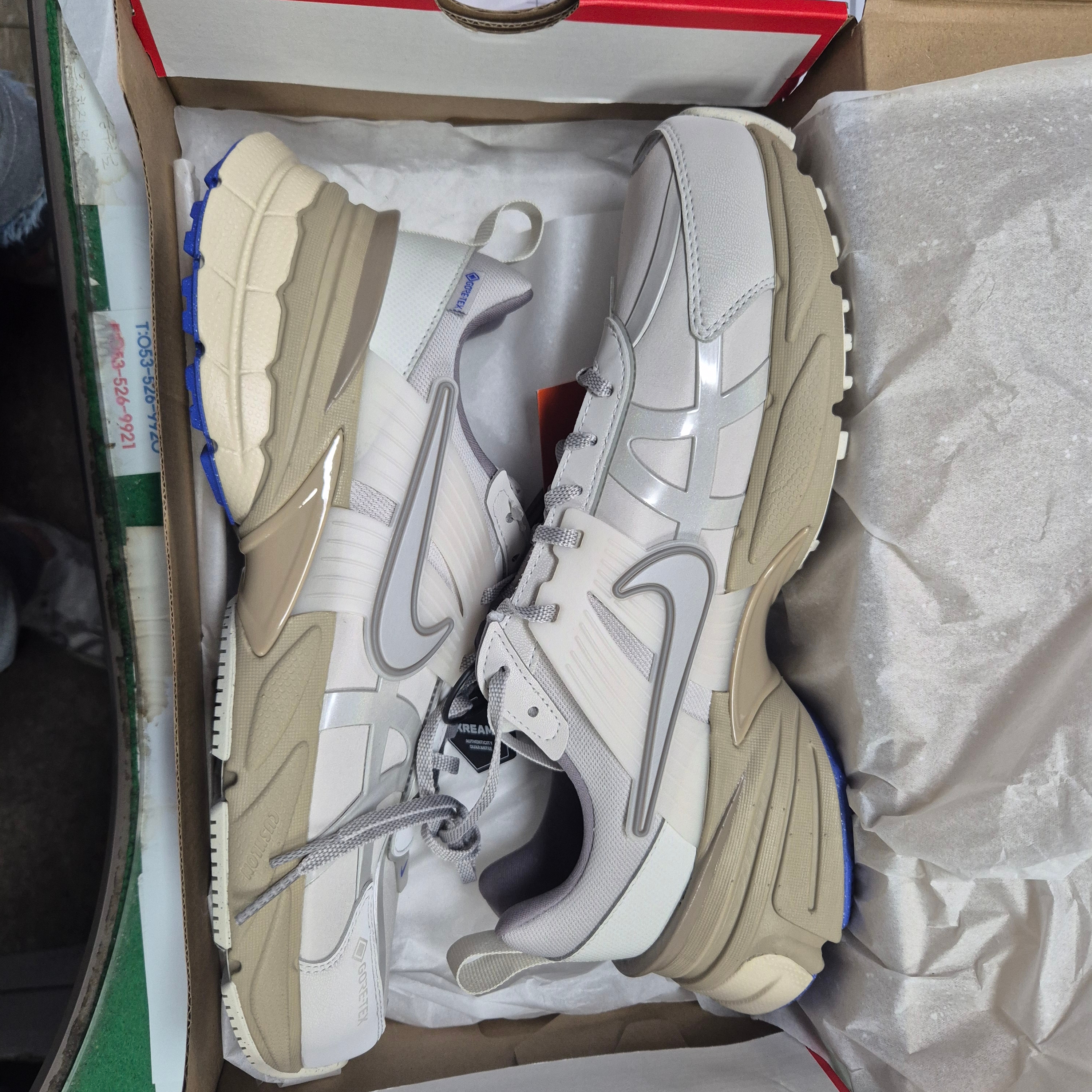 (W) Nike V2K Run Gore-Tex Light Iron Ore Light Bone 착용 스타일