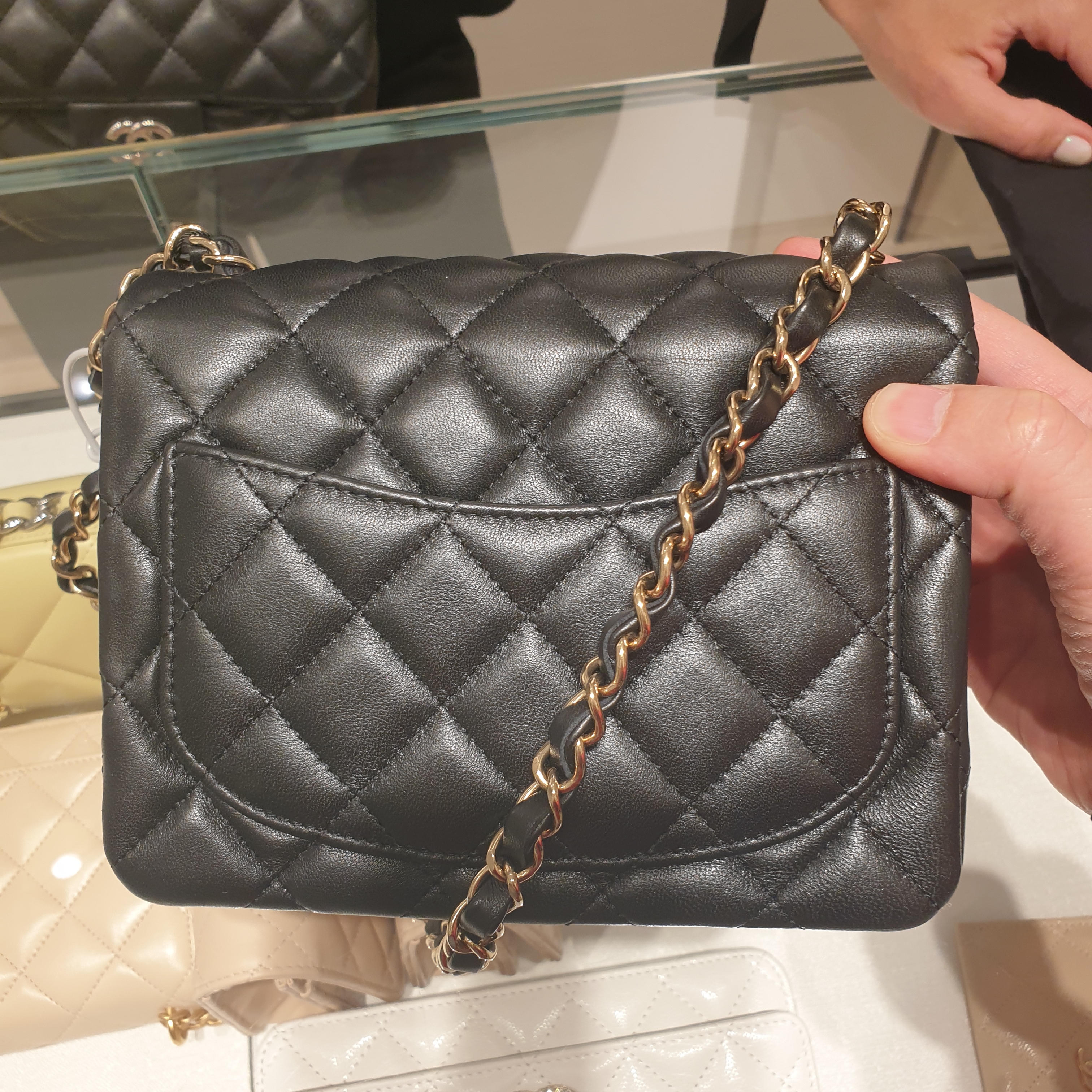 Chanel Mini Flap Bag Lambskin & Gold Black 착용 스타일 - 3