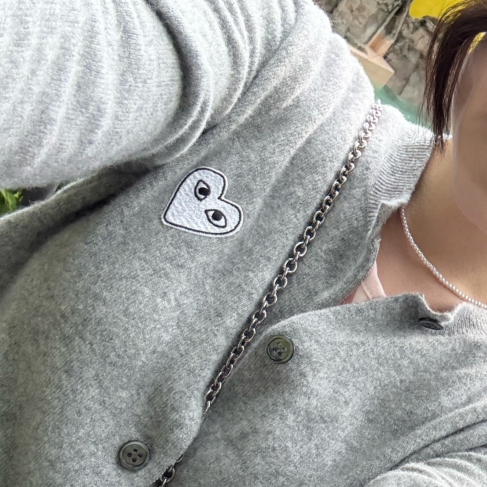 Play Comme des Garcons White Heart Knit Cardigan Light Grey 착용 스타일 - 2