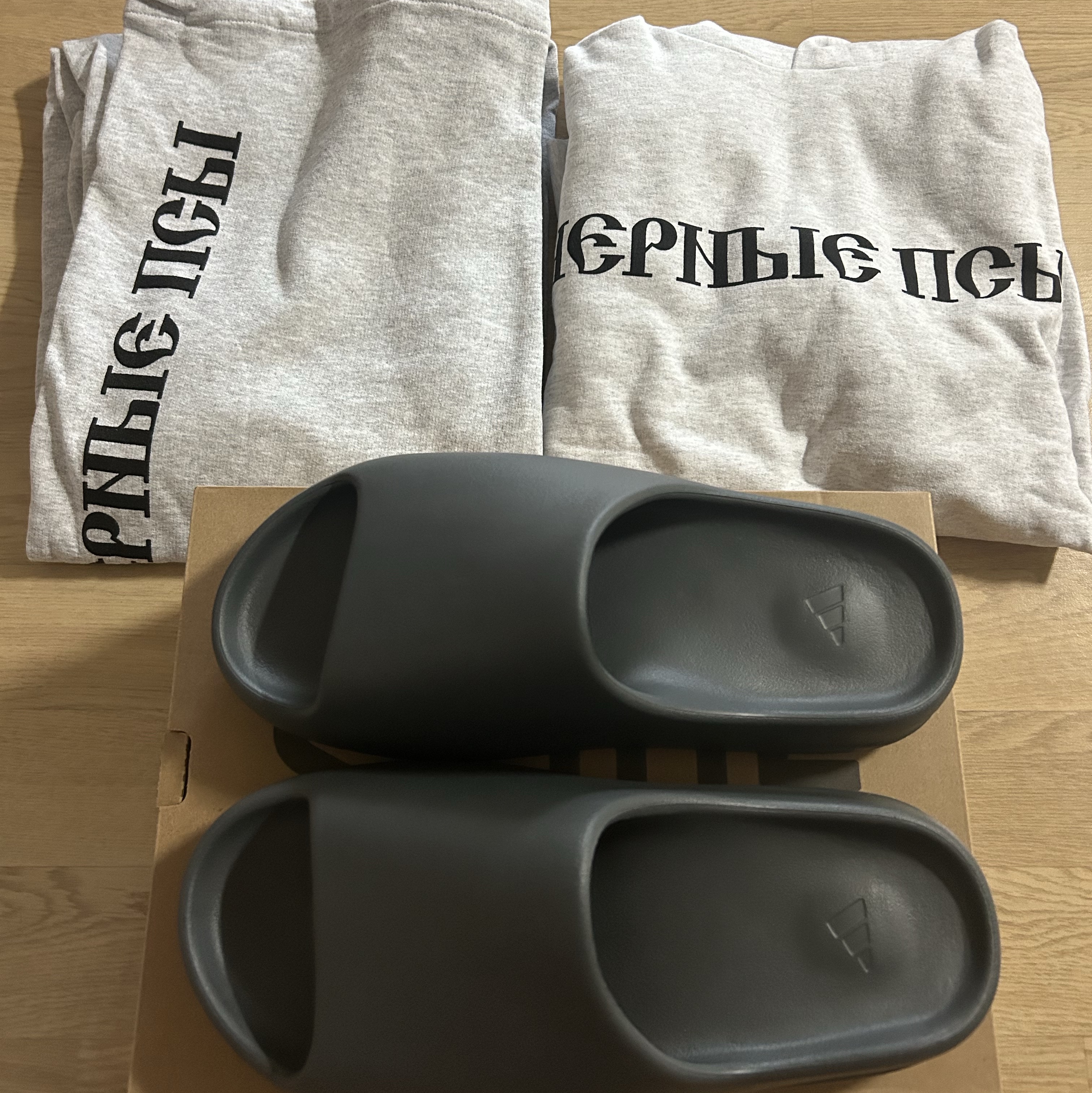 Yeezy x Gosha Rubchinskiy YZY Black Dogs Hoodie Heather Grey, Yeezy x Gosha Rubchinskiy YZY Black Dogs Jogger Heather Grey 착용 스타일