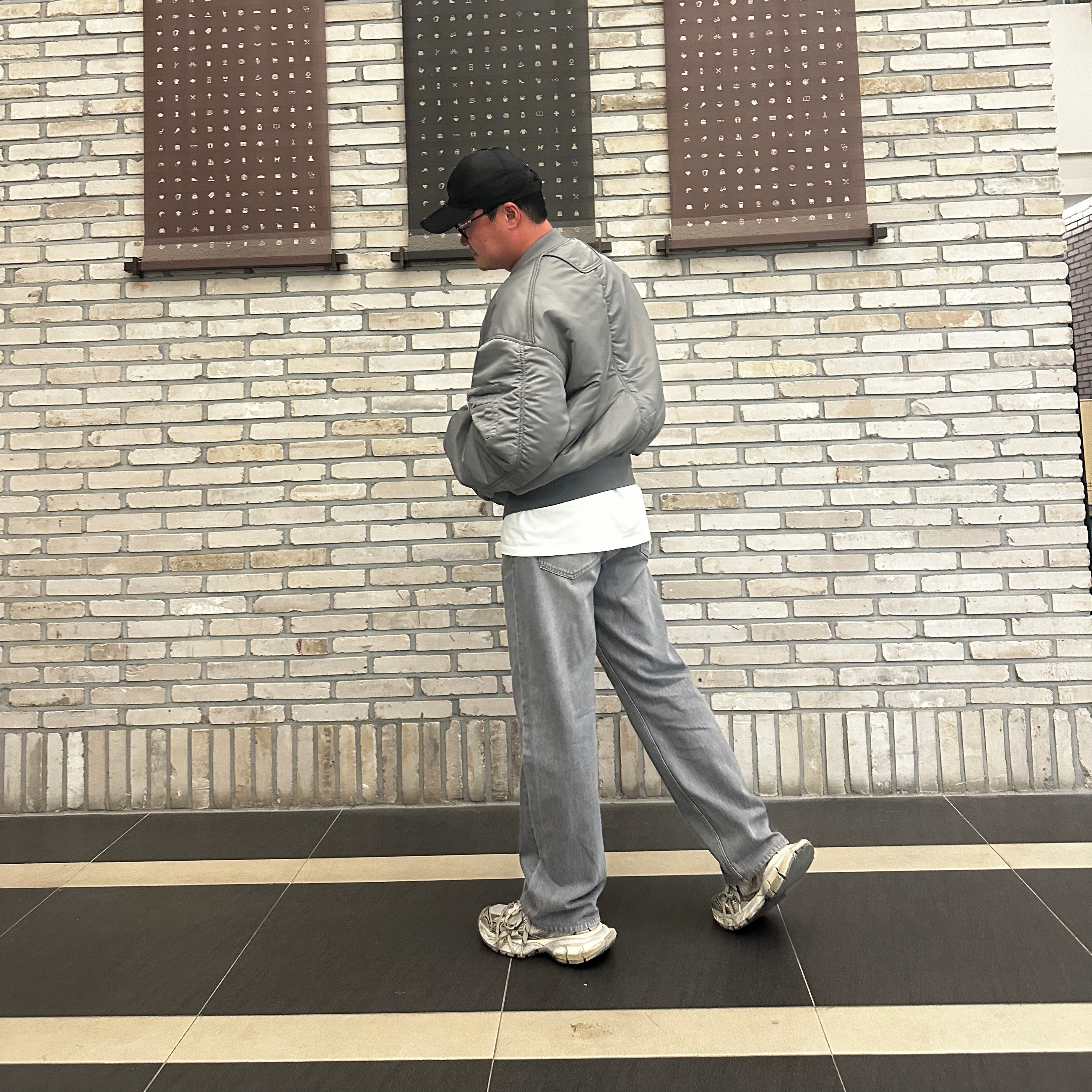 Stussy Basic Stussy T-Shirt White 2024, 2025, Balenciaga 3XL Sneakers Beige 착용 스타일