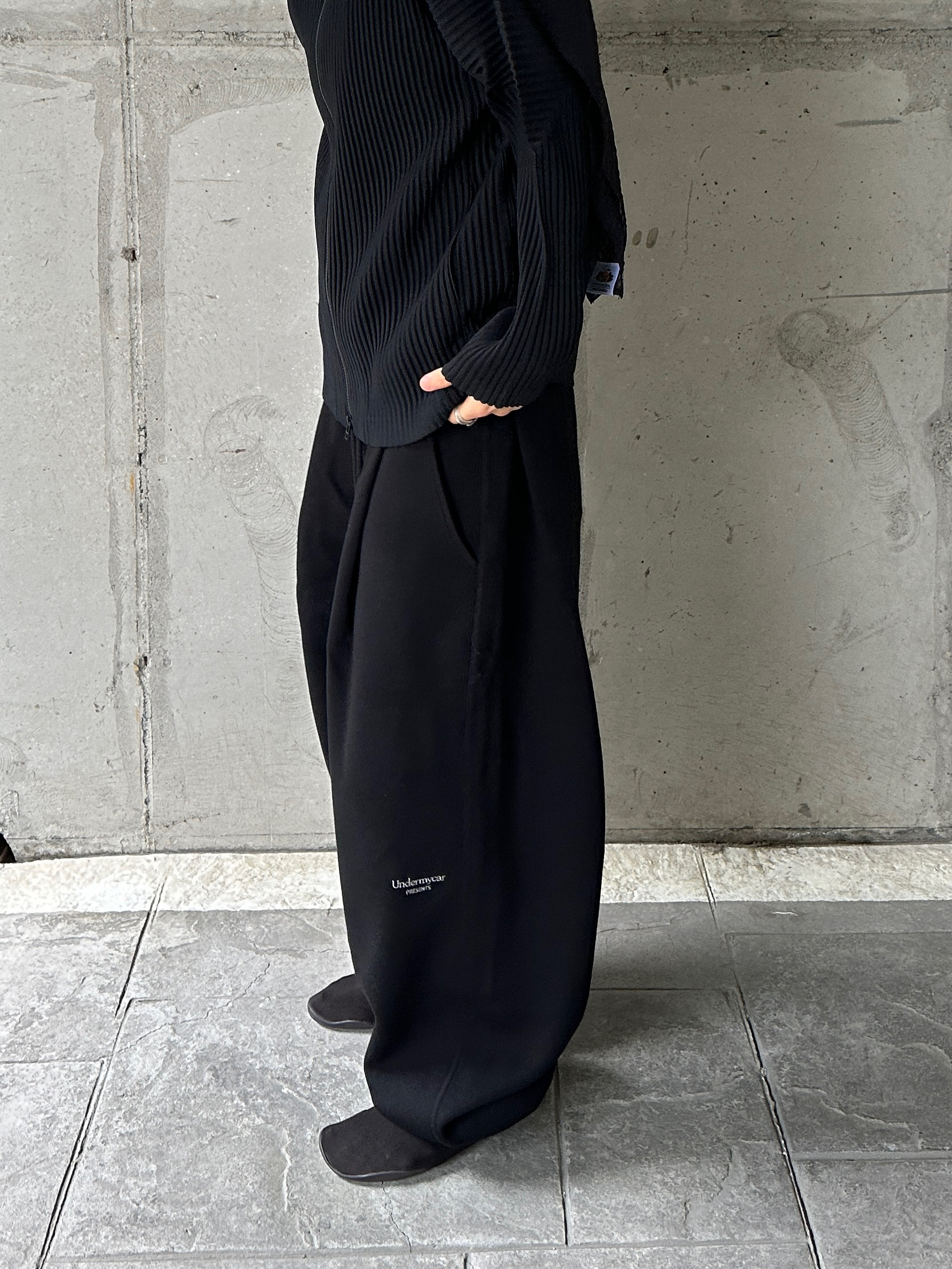 Undermycar Mu.03 Anti Fxxking Logo Play Oversized Sweat Jogger Black, Homme Plisse Issey Miyake Basics Zip Up Jacket Black 착용 스타일 - 6