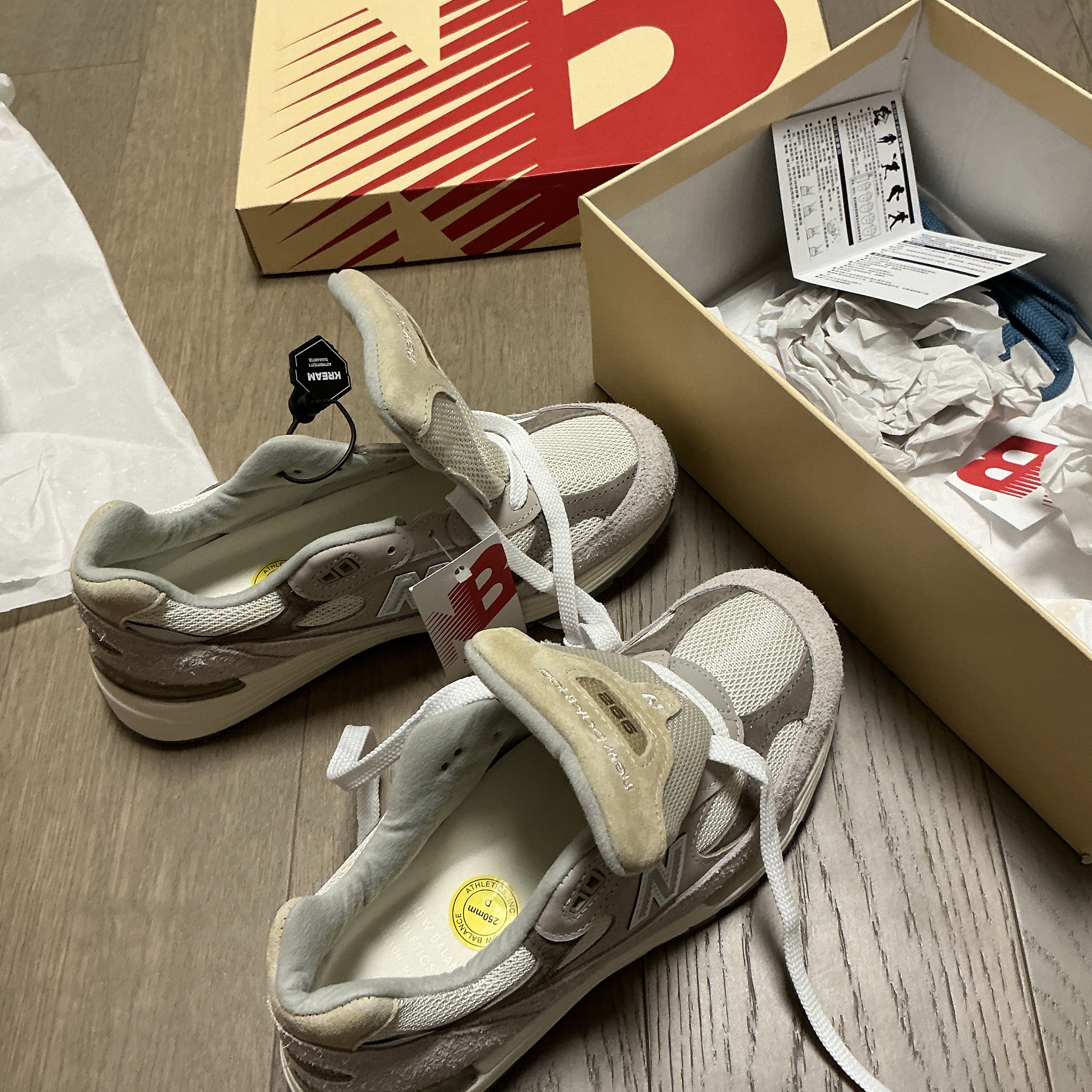 New Balance 992 Made in USA Moonrock Mushroom 착용 스타일