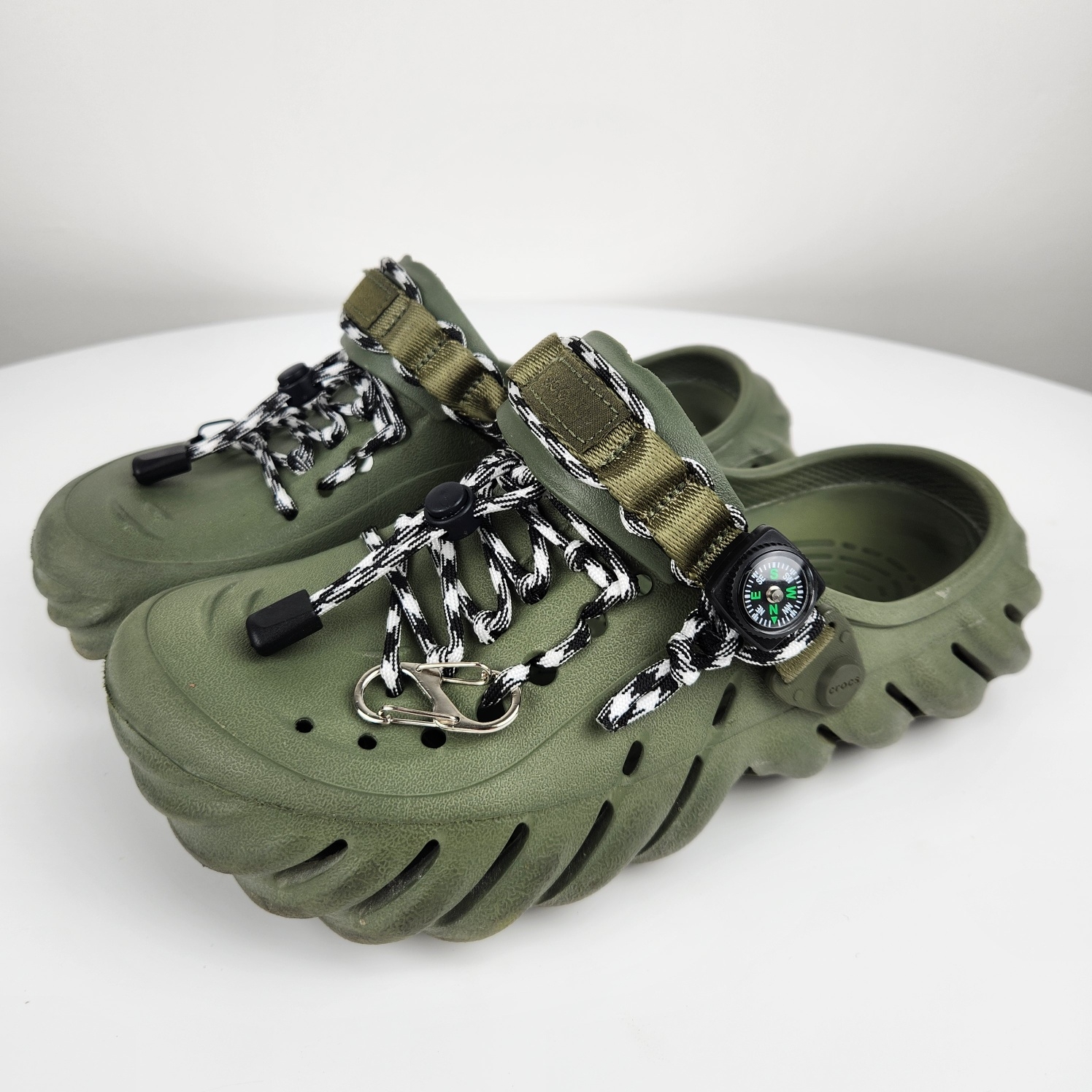 Crocs Echo Clog Army Green 착용 스타일 - 2