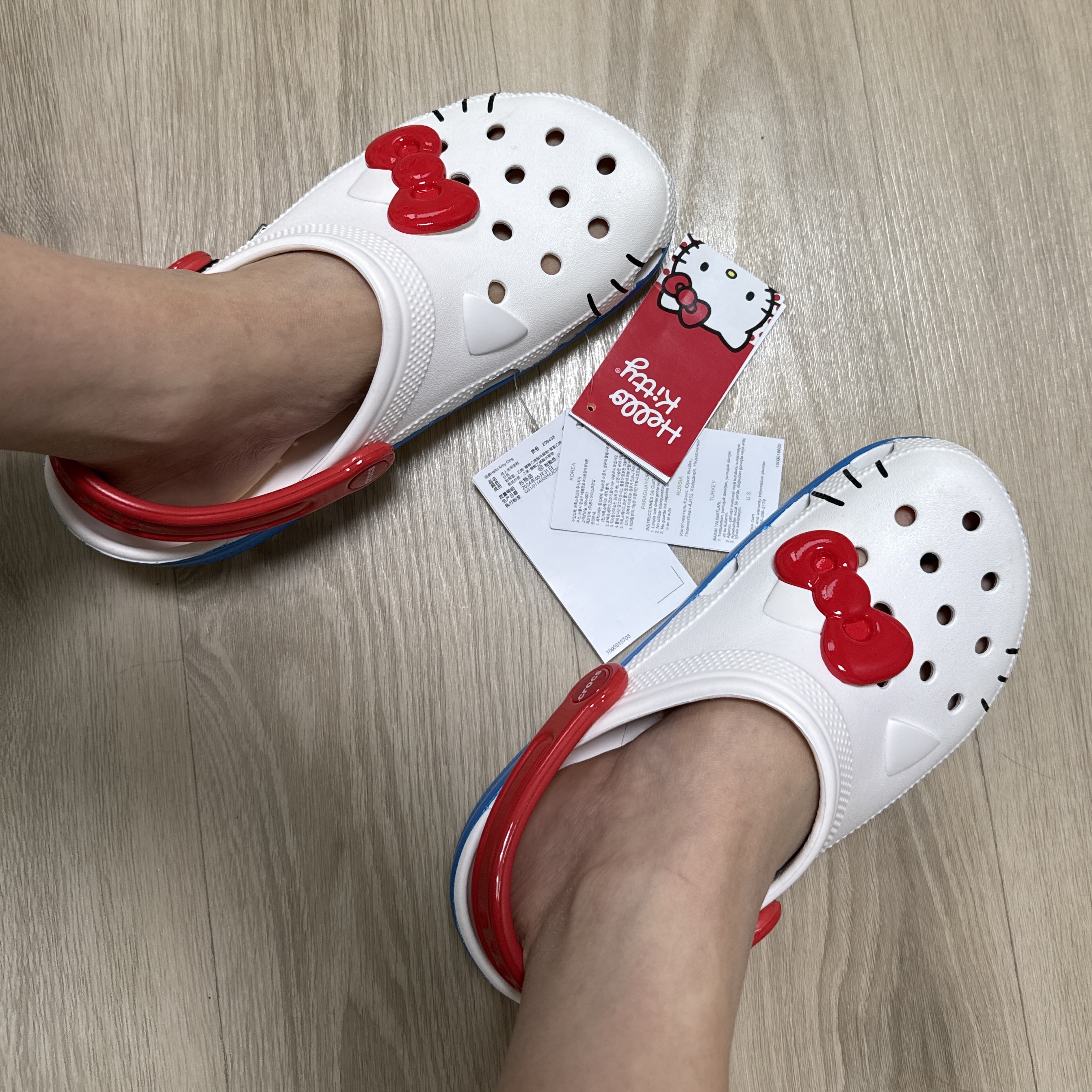 (W) Crocs x Hello Kitty Classic Clog White 착용 스타일 - 2