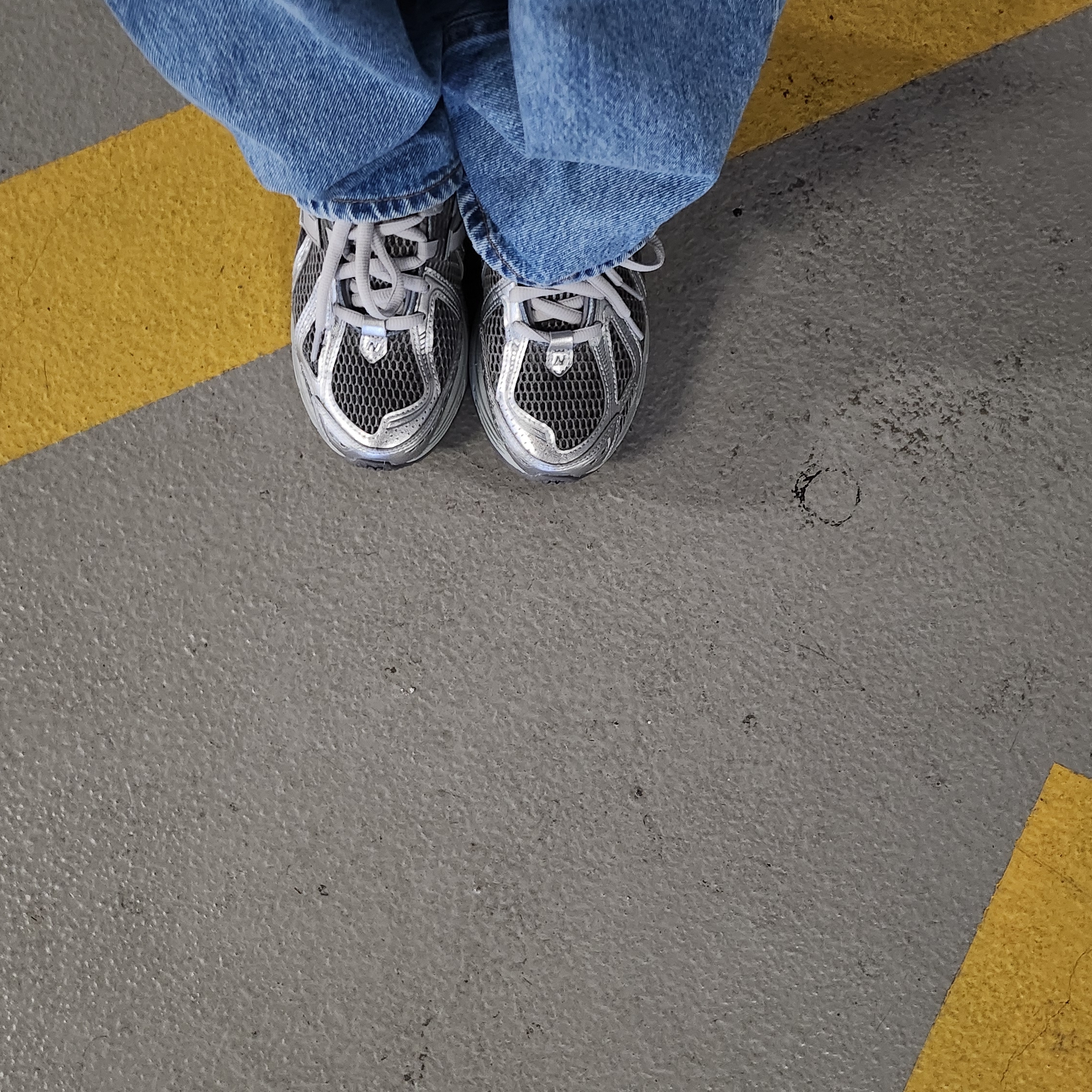 New Balance 1906R Harbor Grey Silver Metalic 착용 스타일 - 1