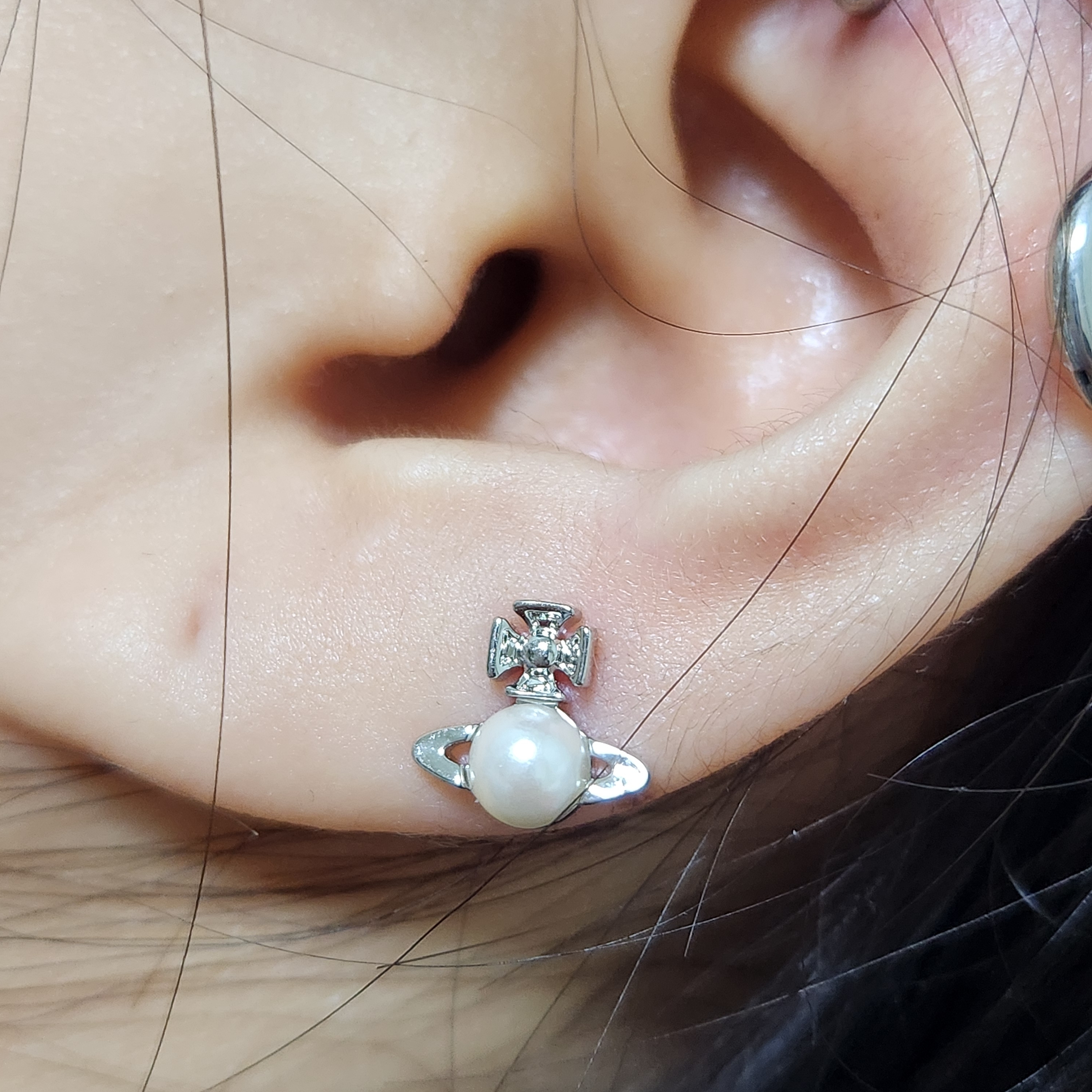 (W) Vivienne Westwood Balbina Pearl Earrings Silver 착용 스타일