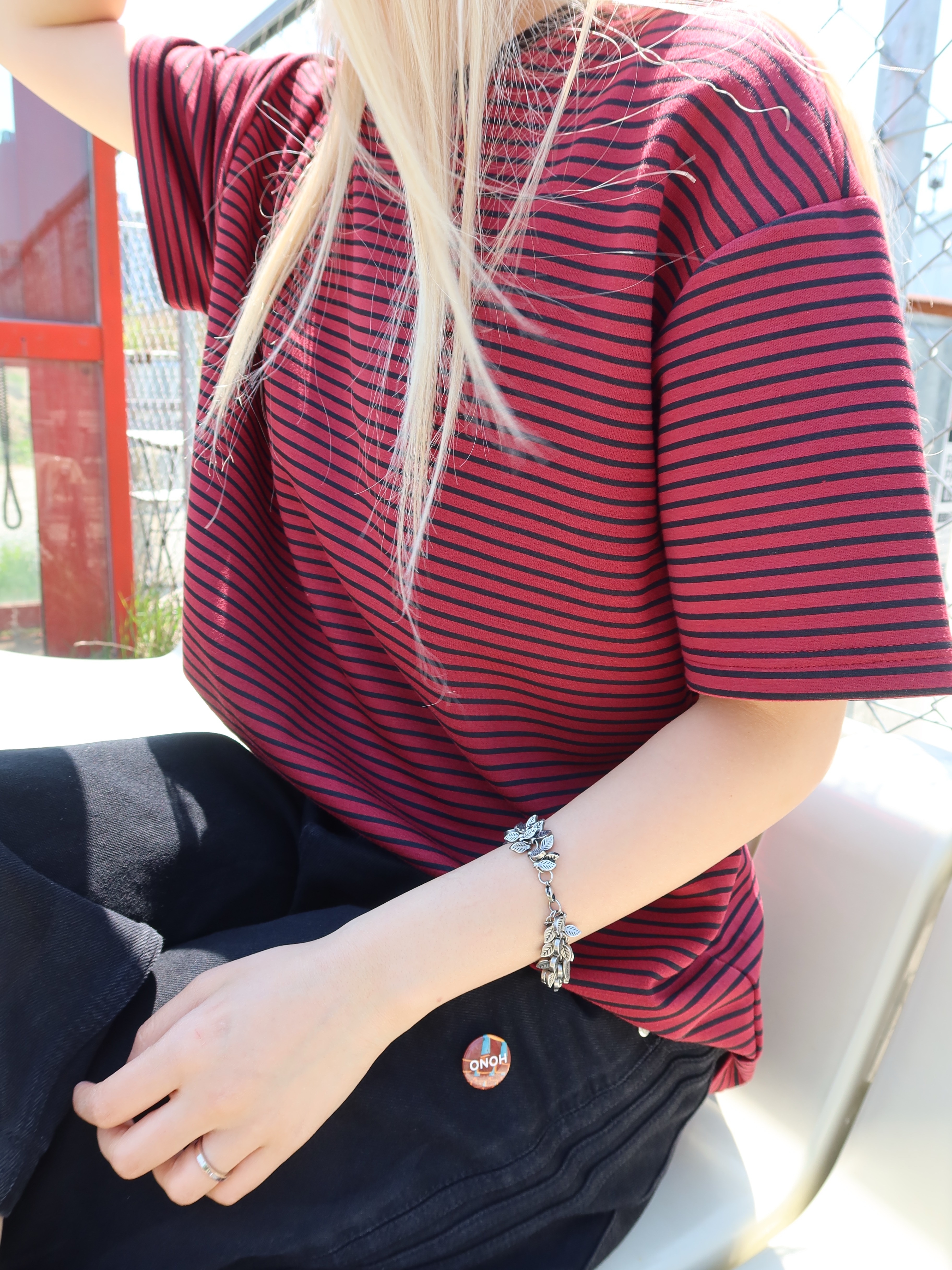 Hono Report Stripe T-Shirt Red Stripe, Hono Report Leaf Bracelet 착용 스타일 - 1