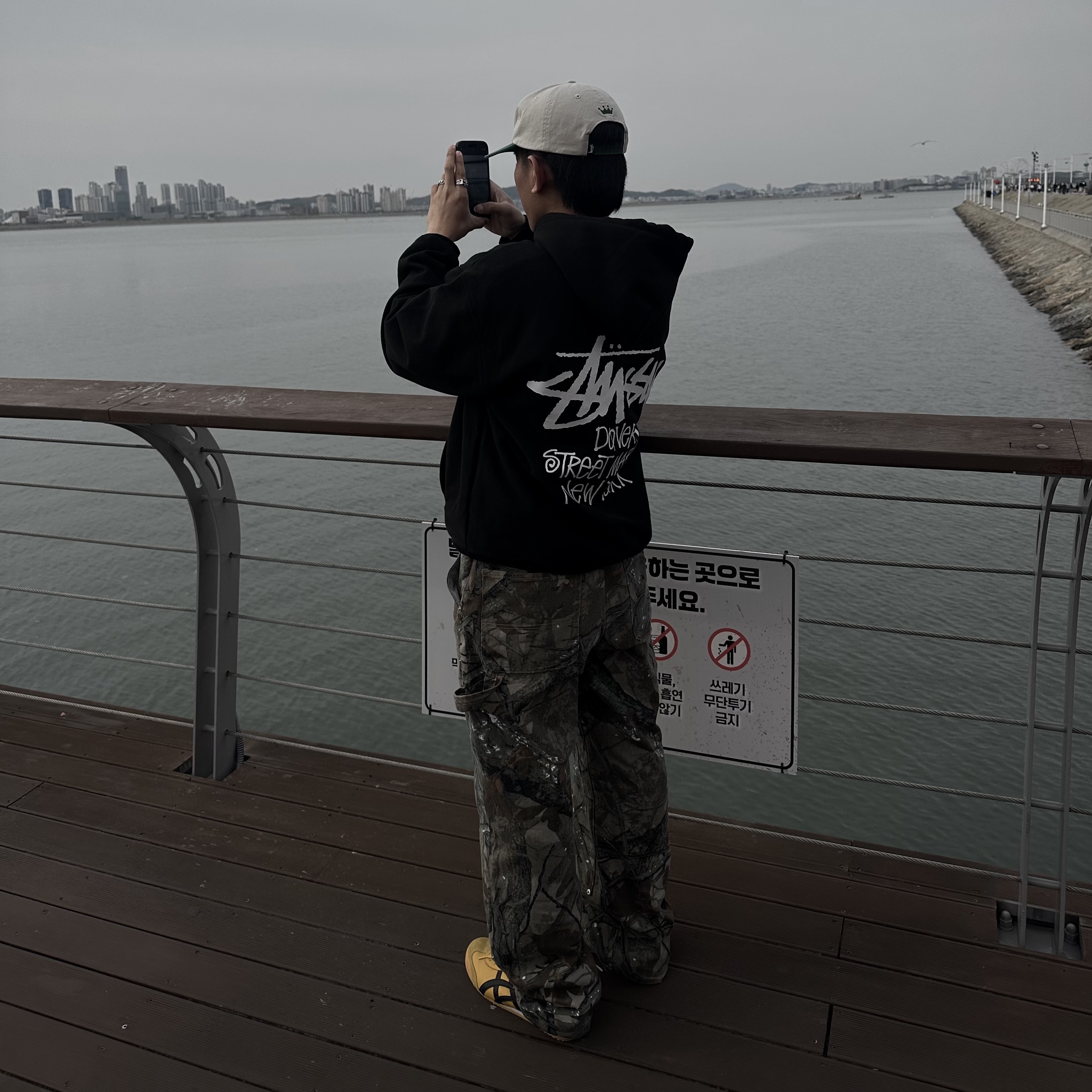 Stussy Stock DSM New York Hoodie Black 2021, Stussy Mid-Depth Sport Snapback Natural 착용 스타일