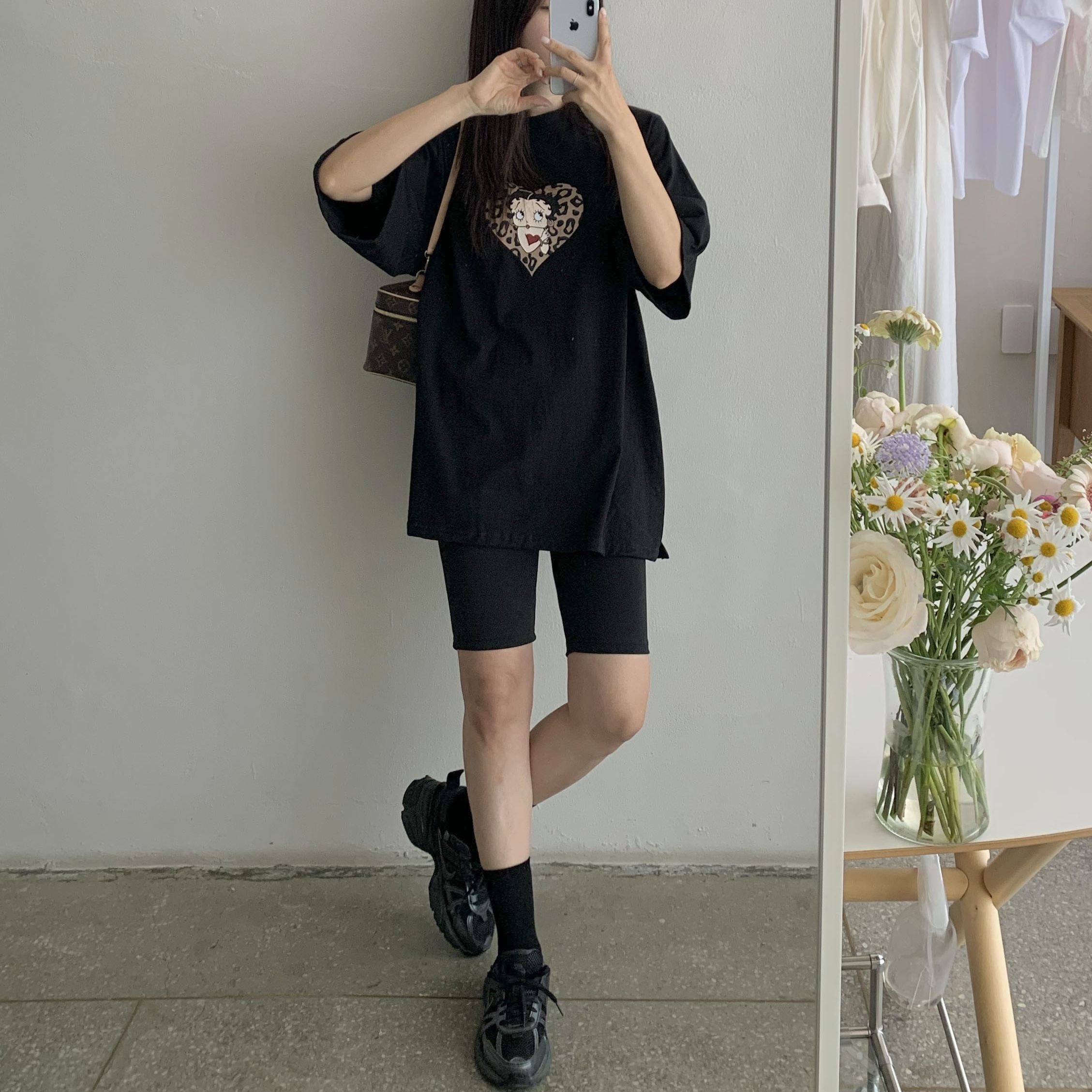 Louis Vuitton Nice Mini Toiletry Pouch Monogram, Nike V2K Run Black Anthracite 착용 스타일 - 2