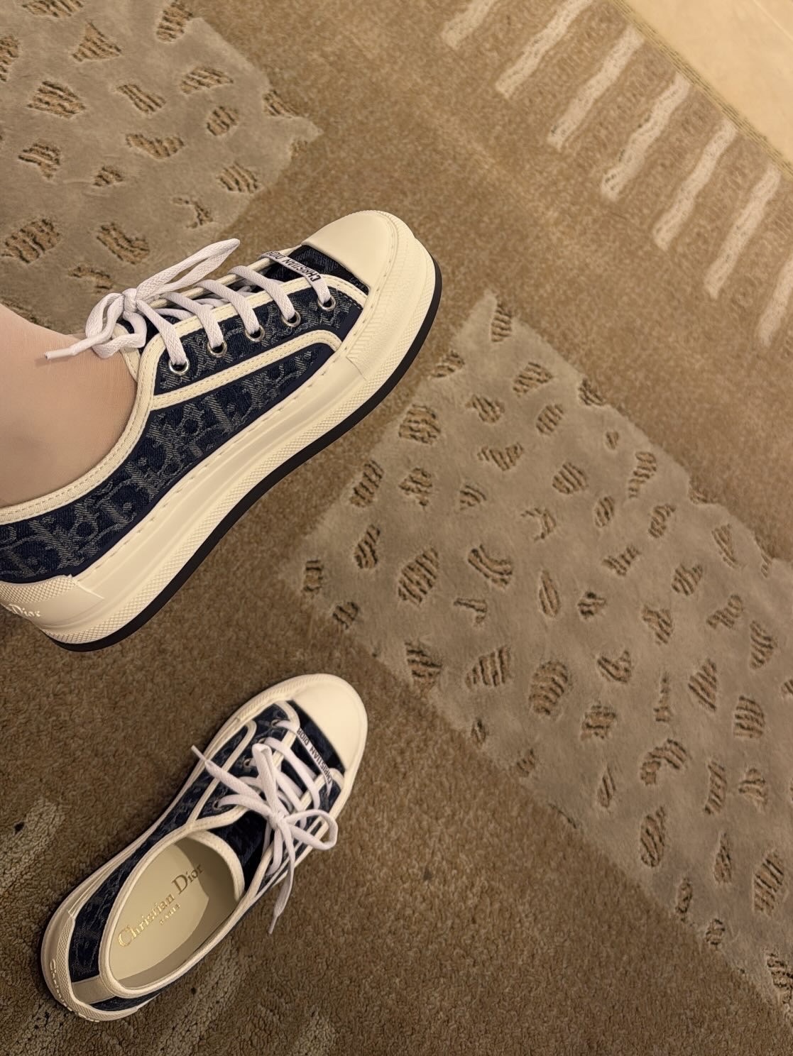 (W) Dior Walk'N'Dior Platform Sneakers Stonewashed-Effect Cotton Denim Embroidered with Dior Oblique Motif Blue 착용 스타일 - 2