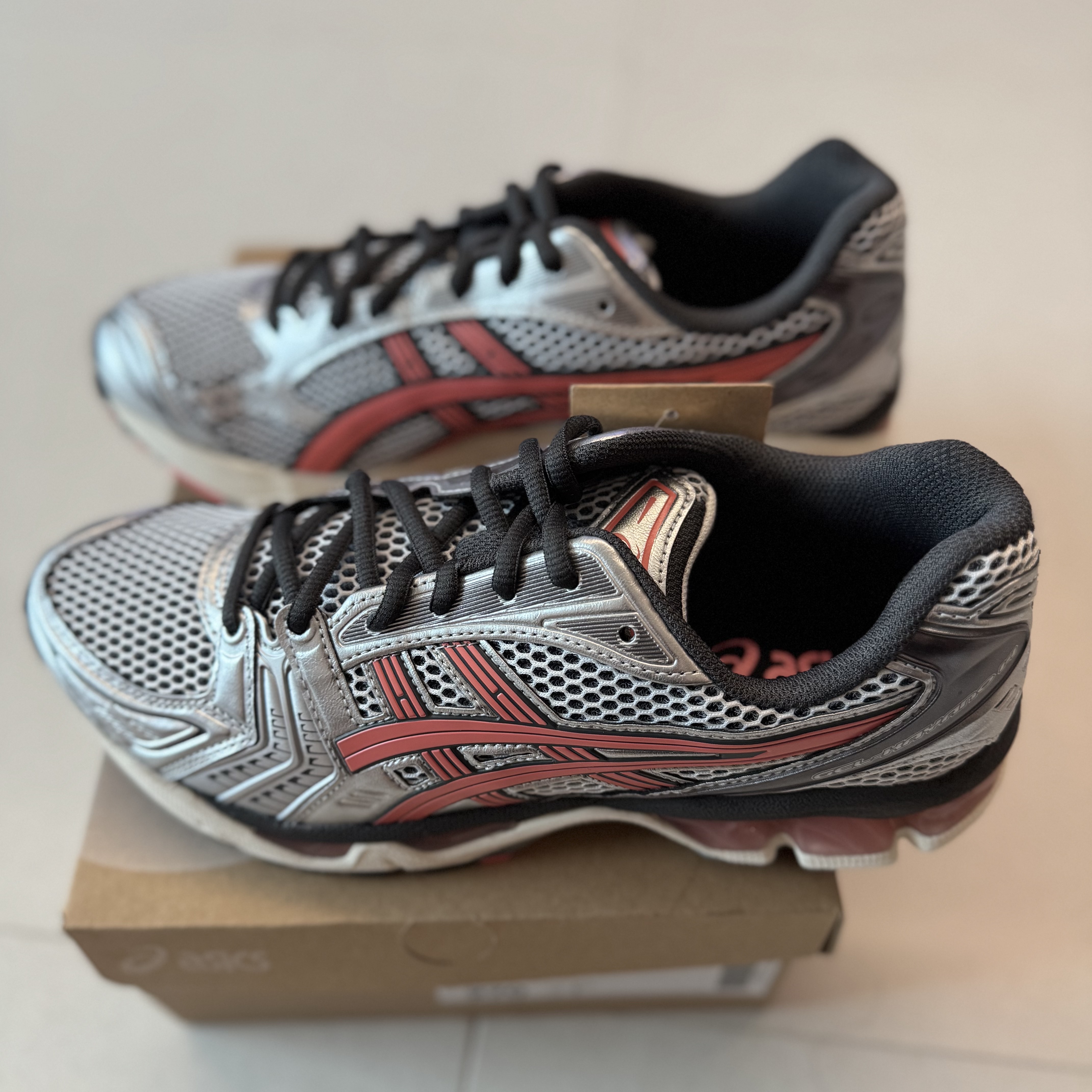 Asics Gel-Kayano 14 White Papaya 착용 스타일 - 1