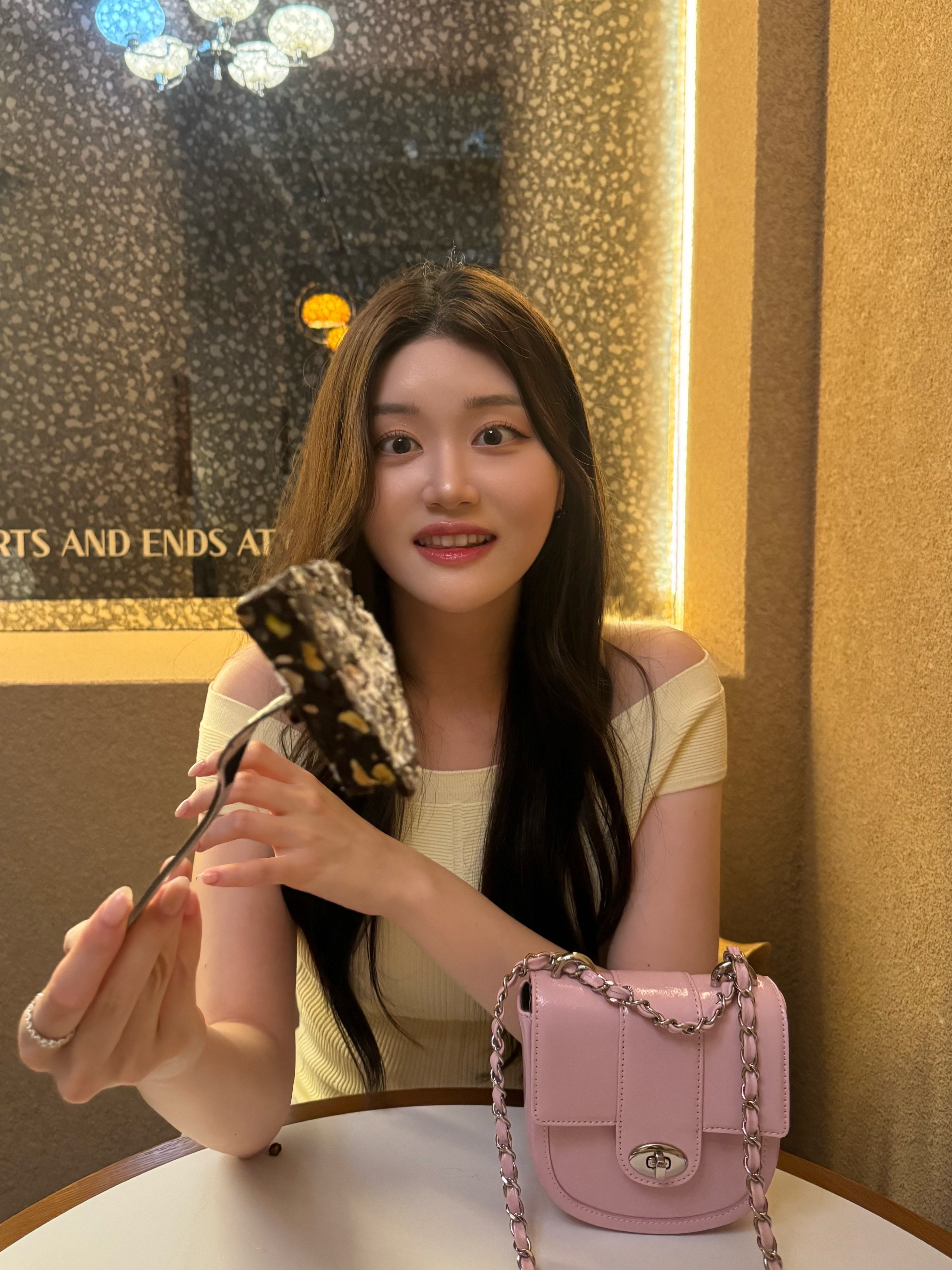 Cardinal Red Munk Bag Pink 착용 스타일 - 1