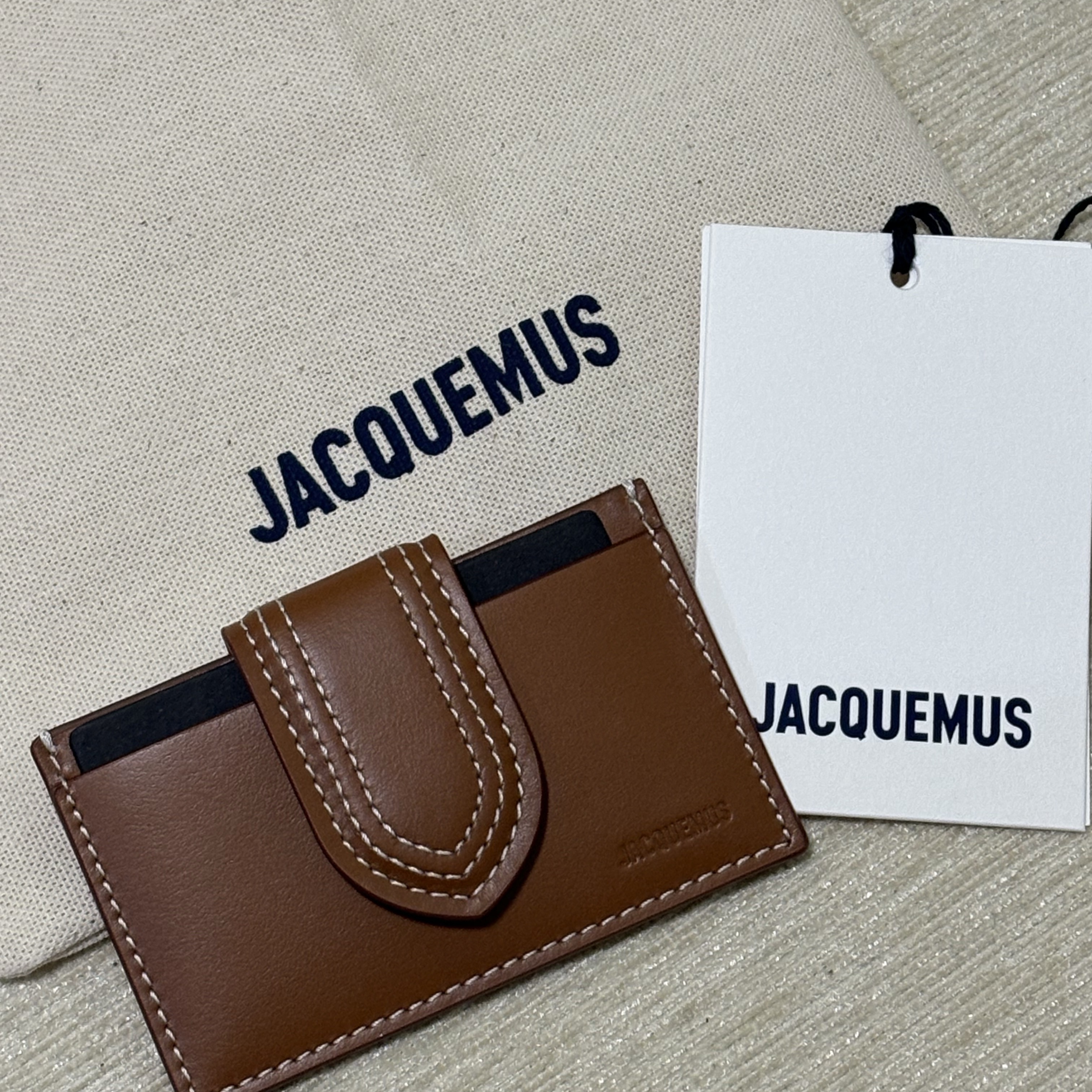 Jacquemus Le Bambino Card Holder Light Brown 착용 스타일