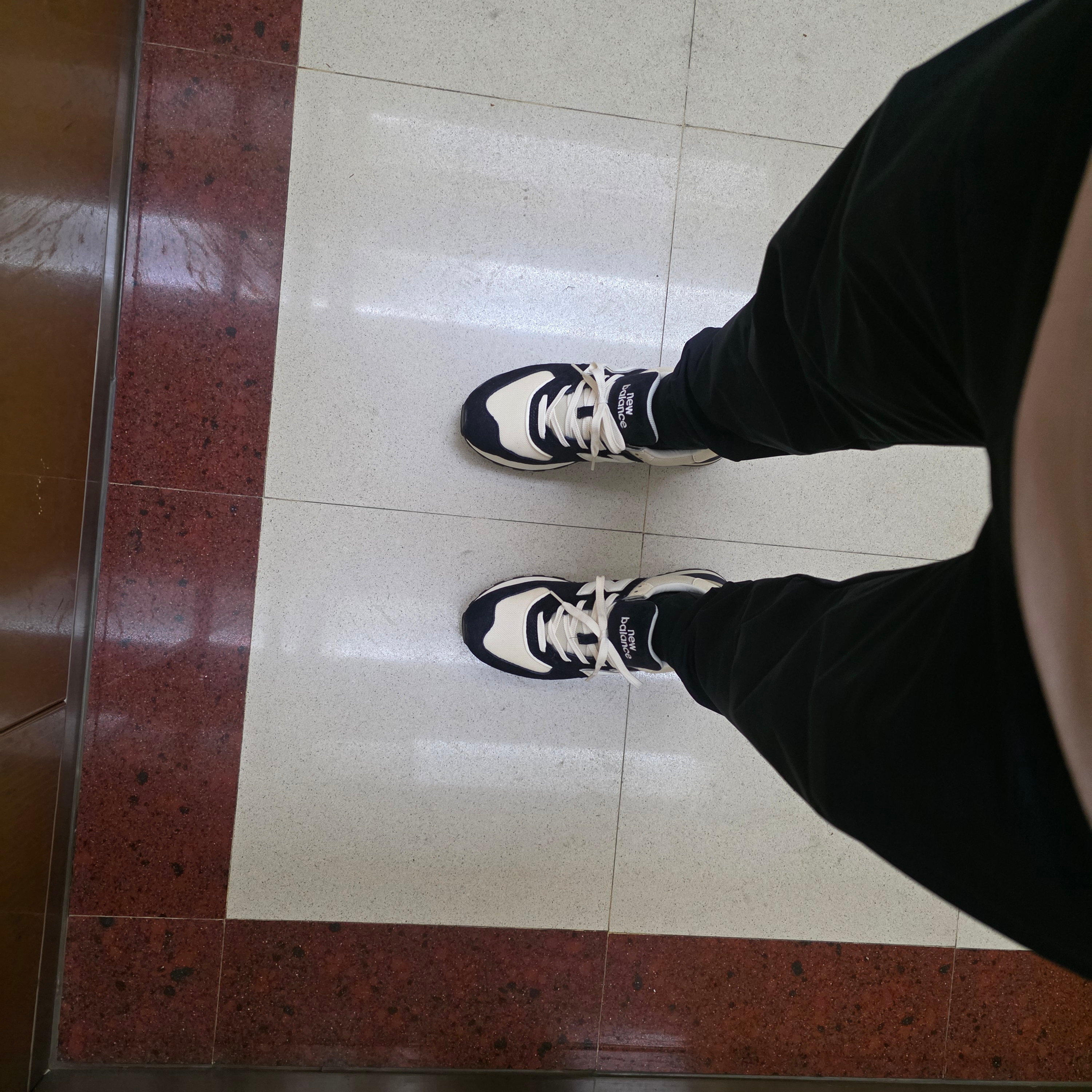 New Balance 574 Legacy Navy Blue 착용 스타일