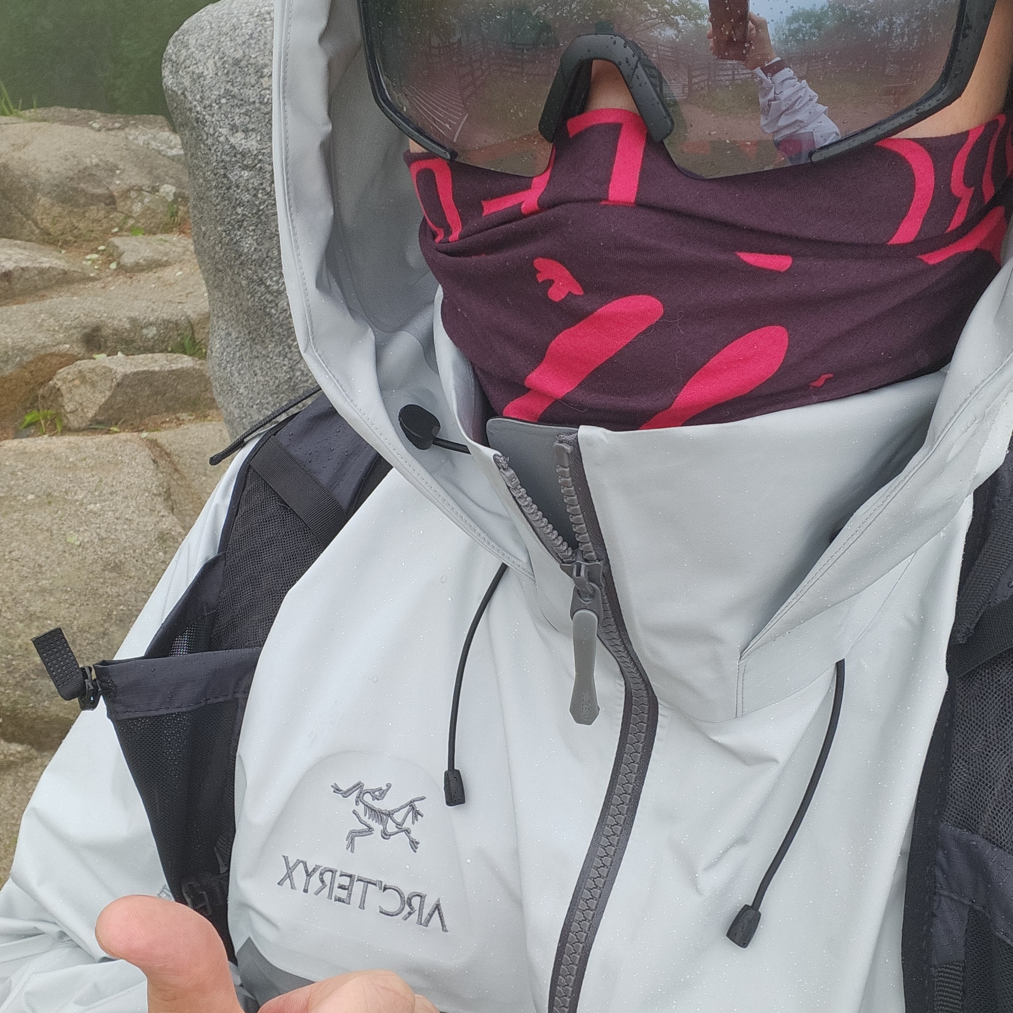 Arc'teryx Beta AR Jacket Solitude Void, Arc'teryx Cormac Arc'Bird Logo SS T-Shirt Black Heather 착용 스타일