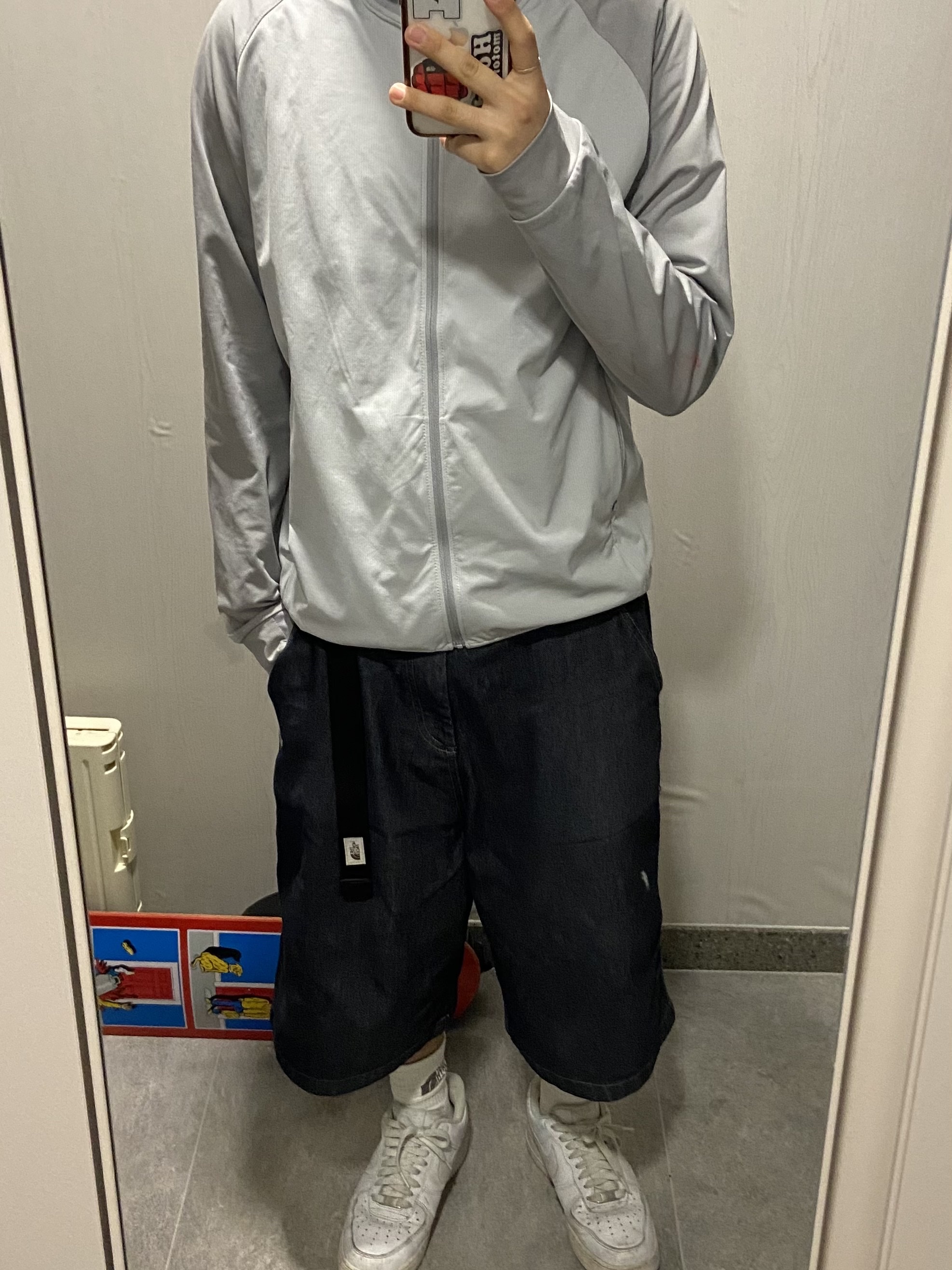 The North Face Carpenter Bermuda Shorts Dark Gray, The North Face Carpenter Bermuda Shorts Indigo 착용 스타일 - 2