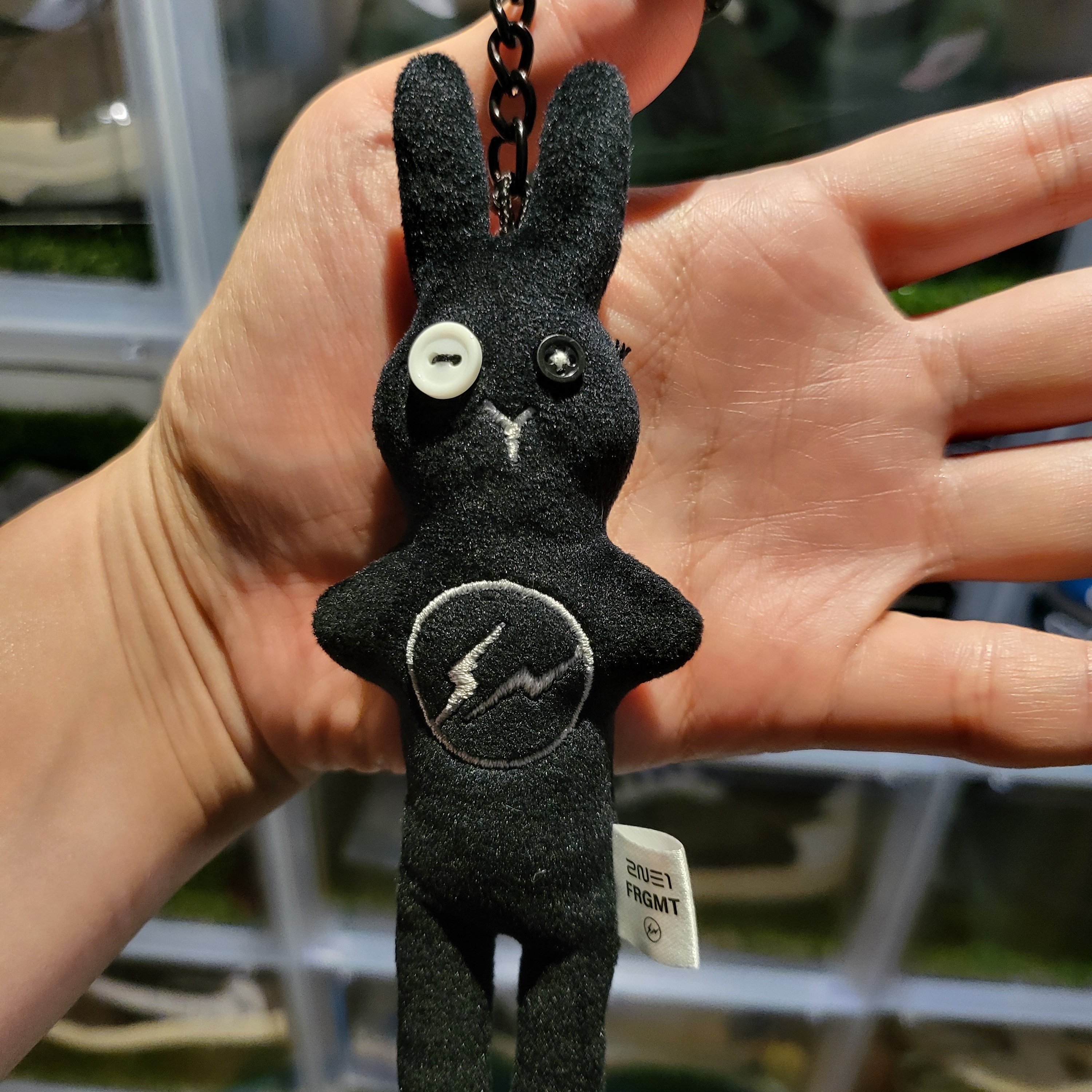Fragment x 2NE1 Tamtami Keyring Black 착용 스타일 - 2