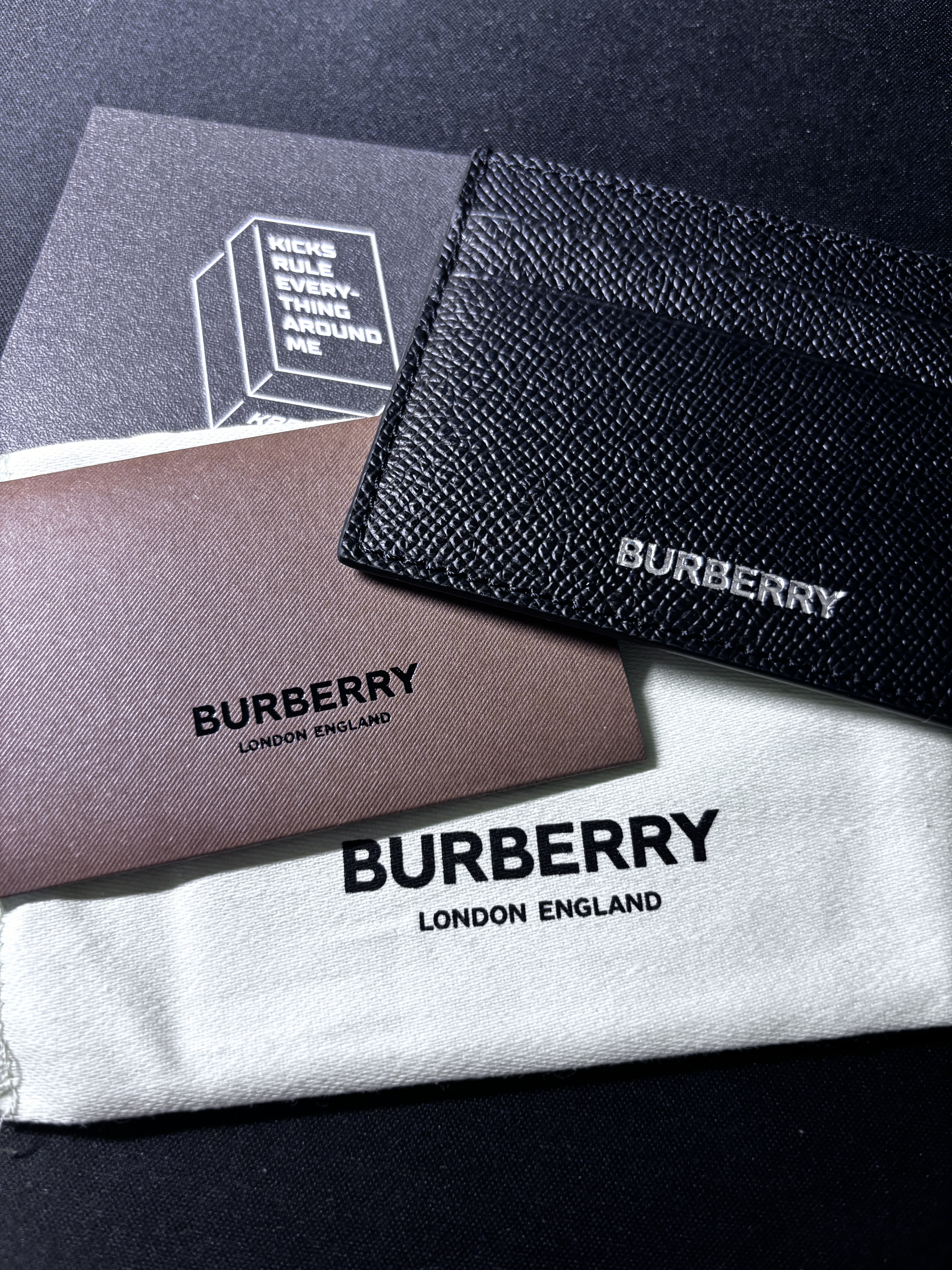 Burberry Grainy Leather Card Case Black 착용 스타일