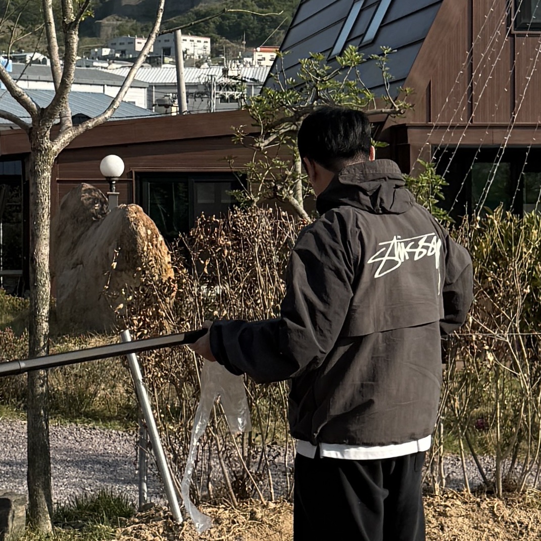 Stussy Wave Dye Beach Shell Jacket Black 착용 스타일