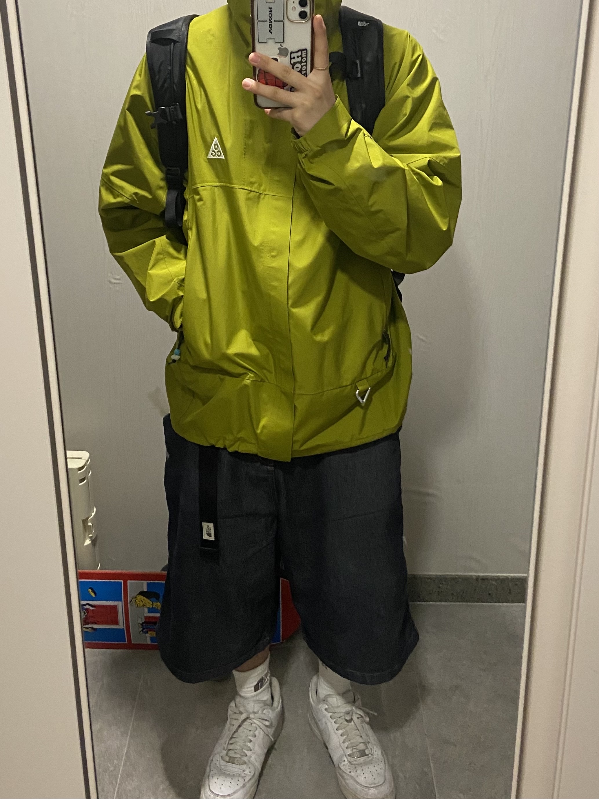 The North Face Carpenter Bermuda Shorts Dark Gray, The North Face Carpenter Bermuda Shorts Indigo 착용 스타일 - 3