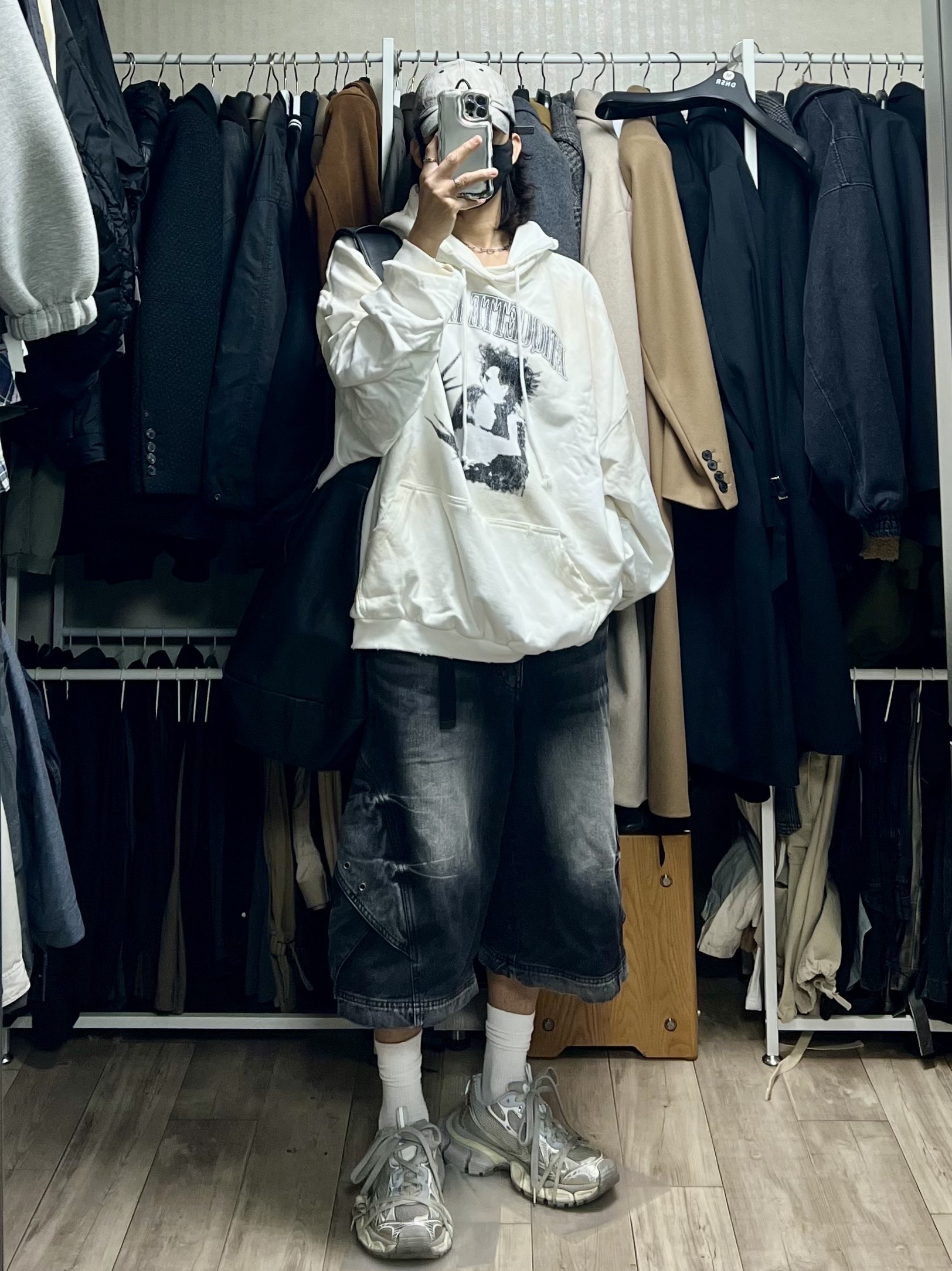 Project G/R x Atmos Etiquette Lesson Vintage Washed Hoodie White, BLR Curved Cover Cargo Bermuda Washing Denim Pants Black 착용 스타일
