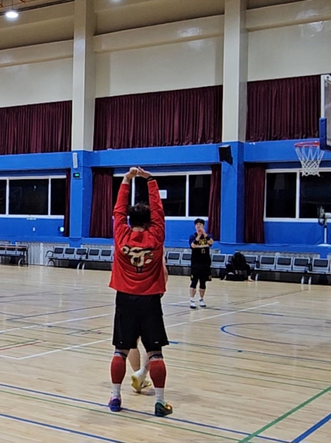 Nike Kobe Year of Mamba Max90 Long-Sleeve T-Shirt University Red (IB0242-657), Nike x Drake Nocta Basketball Lightweight Shorts Black (DV3651-010) 착용 스타일