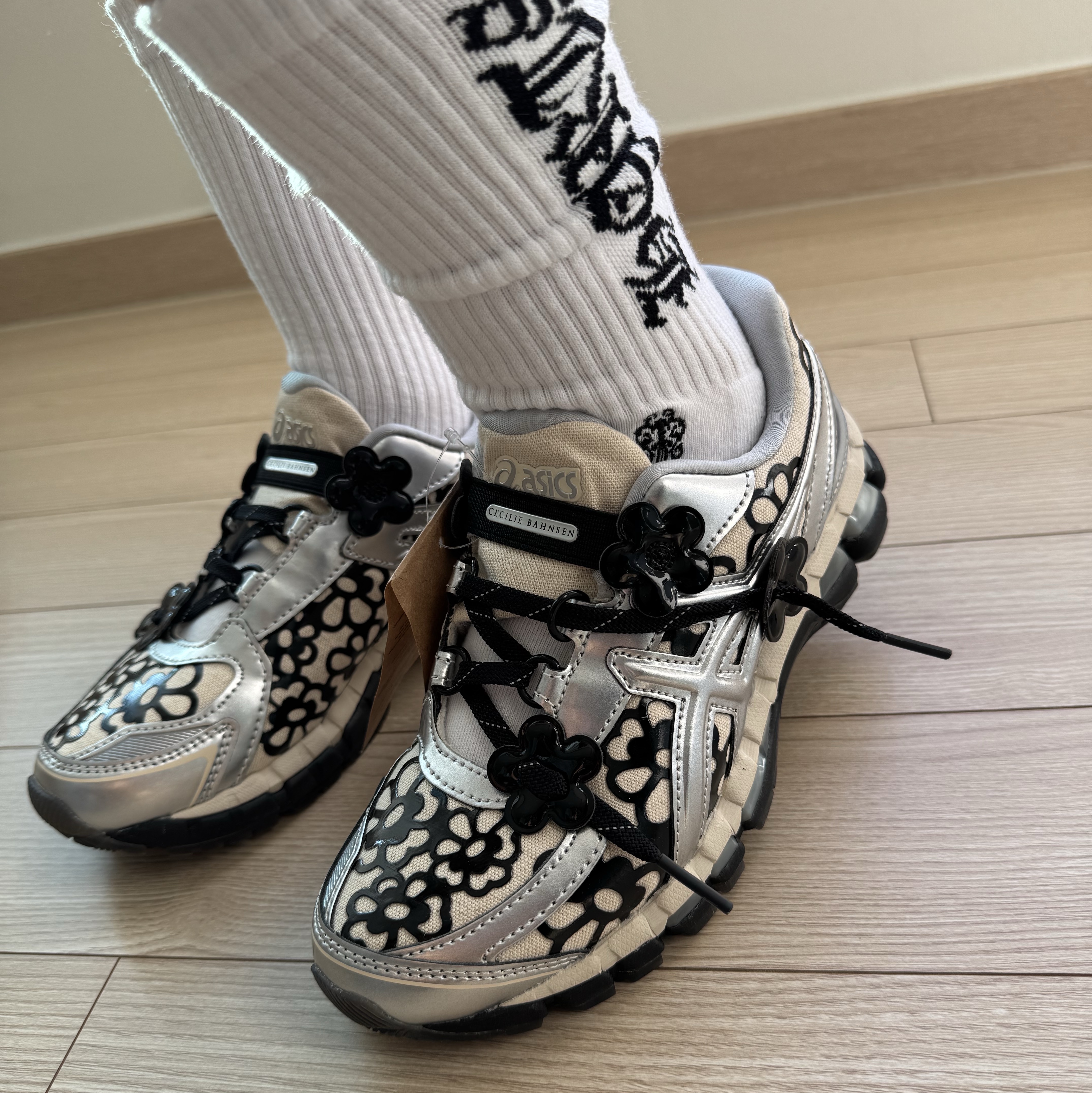 Asics x Cecilie Bahnsen Gel-Kayano 20 Vanilla Pure Silver 착용 스타일 - 2