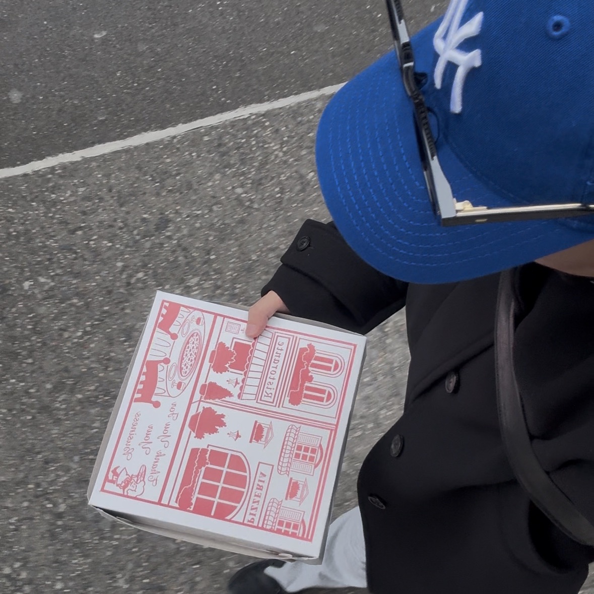 New Era x MoMA New York Yankees Cap Bright Royal, Gentle Monster Kubo 01 Black 착용 스타일