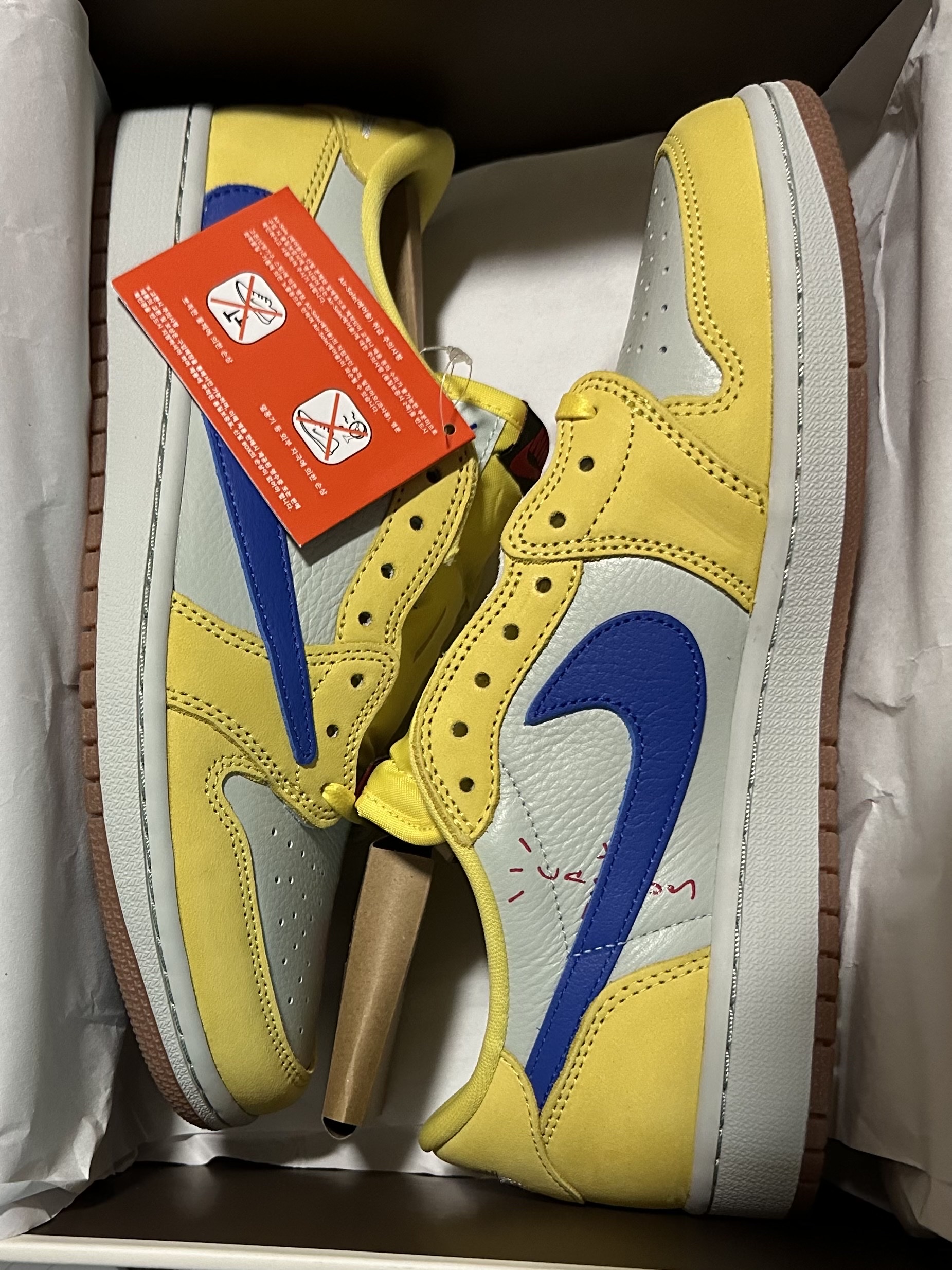 (W) Jordan 1 x Travis Scott Retro Low OG SP Canary 착용 스타일