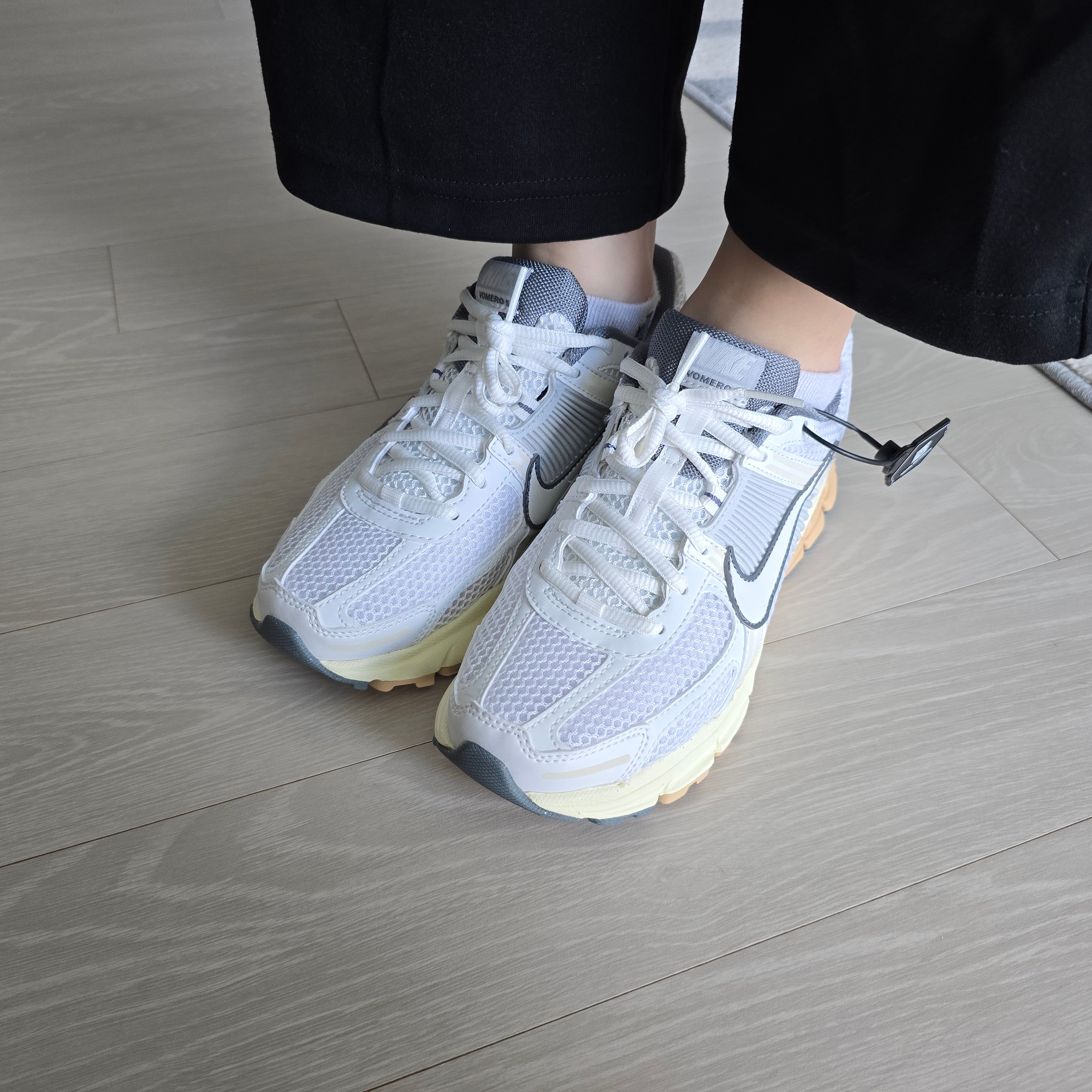 (W) Nike Zoom Vomero 5 White Pure Platinum 착용 스타일 - 1