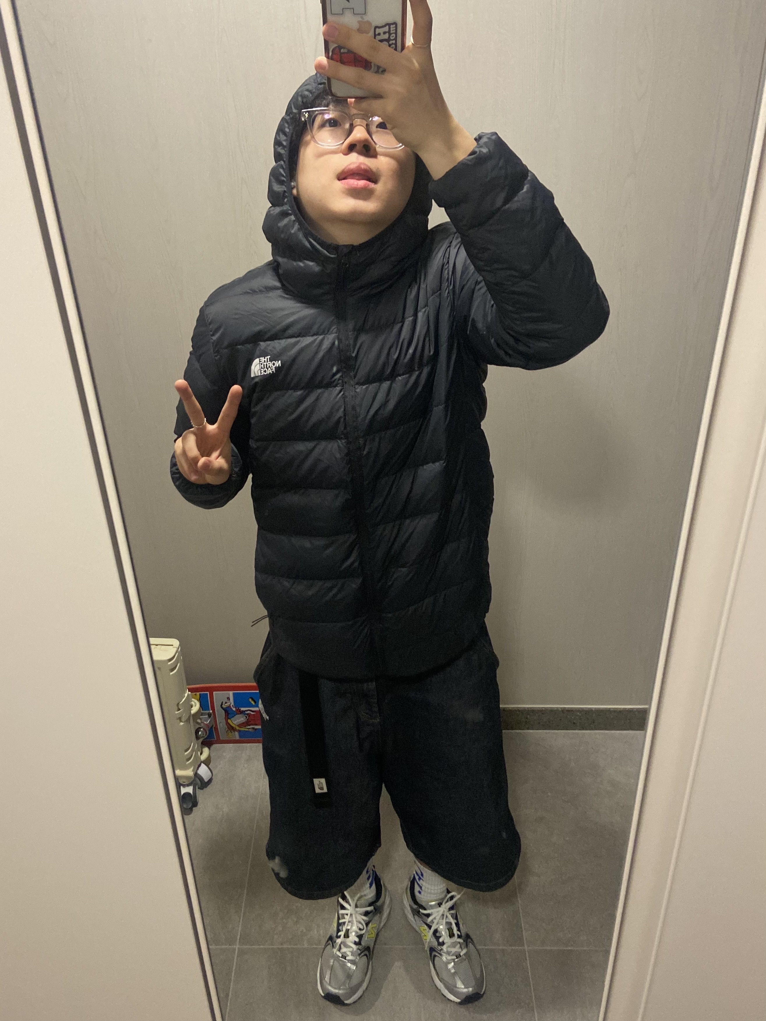 The North Face Carpenter Bermuda Shorts Dark Gray, The North Face Carpenter Bermuda Shorts Indigo 착용 스타일 - 1