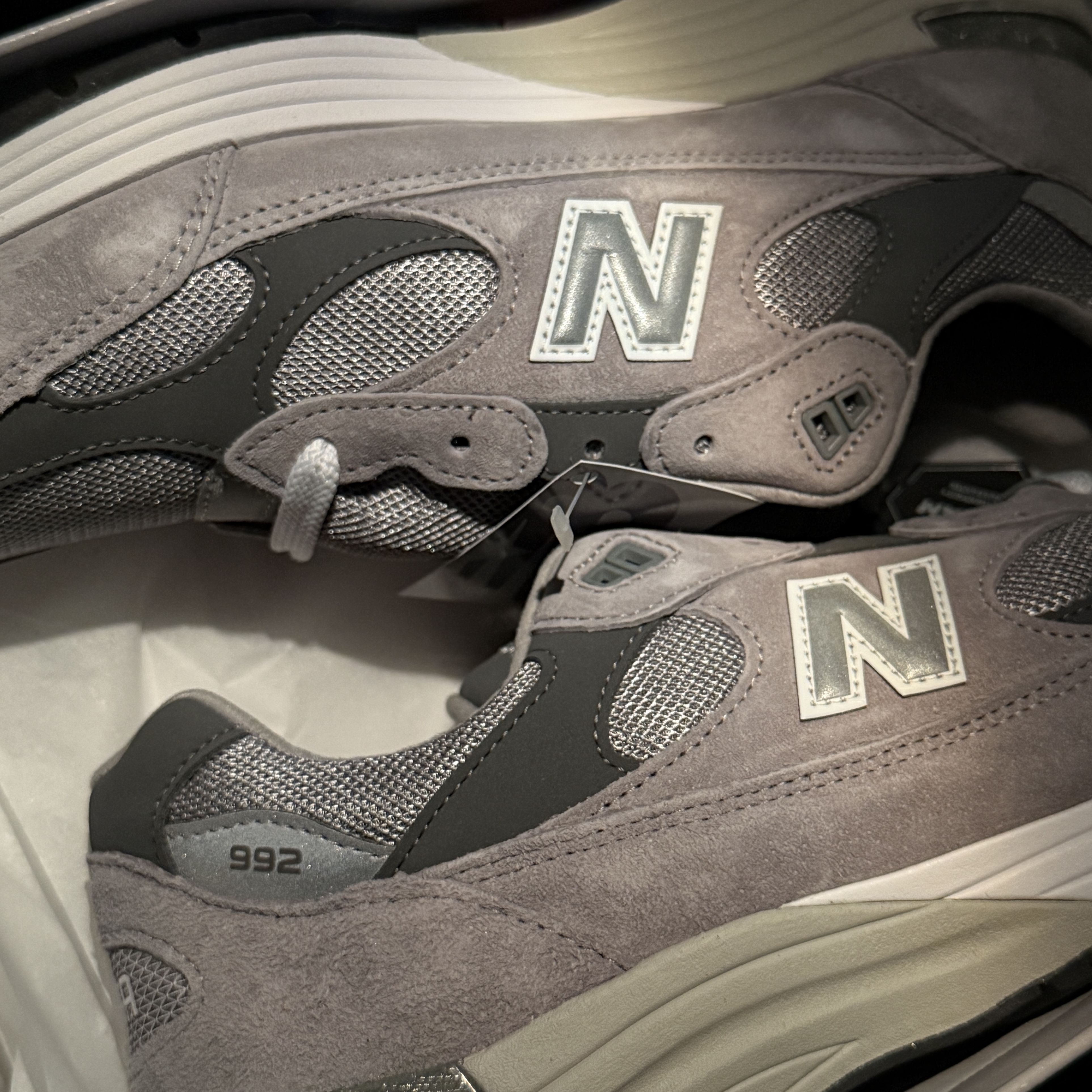 New Balance 992 Made in USA Core Grey Silver Metallic 착용 스타일